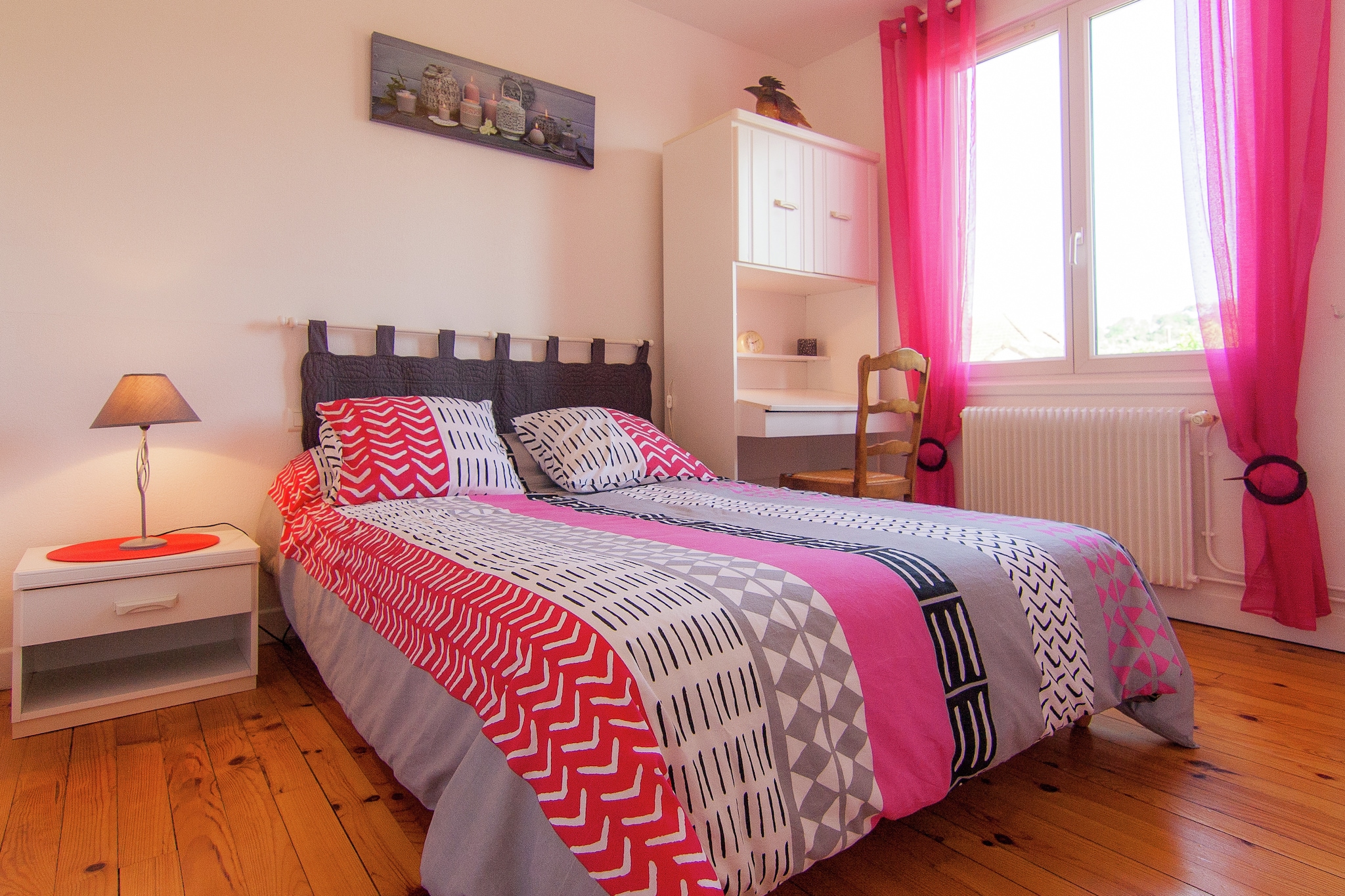 On the 1st floor: (Living room(TV(cable, flatscreen), dining table(4 persons), radio), Kitchen(electric kettle, toaster, cooker(4 ring stoves, gas), hood, coffee machine(filter), oven, microwave, fridge-freezer), bedroom(double bed(twin duvet , synthetics, 140 x 190 cm)), bedroom(double bed(twin duvet , synthetics, 140 x 190 cm)), bathroom(shower, washbasin), toilet)\n\nBasement: (washbasin, washing machine, BBQ(gas))\n\ngarage, heating(central), garden(private, fenced, 310 m2), garden furniture(4 persons), parking, deckchairs, parasol, sand pit, children\'s bed, high chair, ironing board, iron