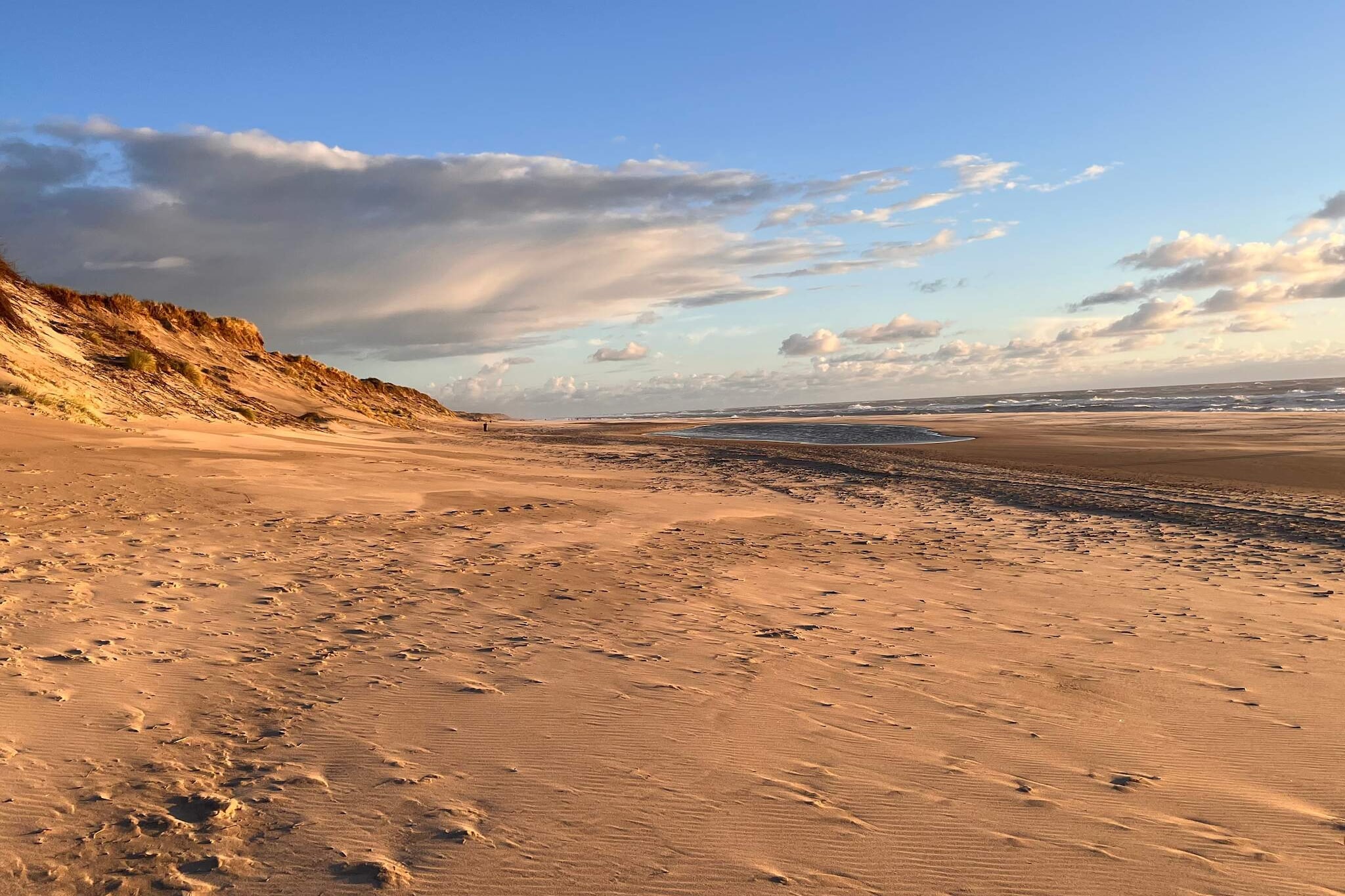 Holiday home located high with a fantastic view of nature over Søndervig golf course in the east and the dunes in the west. The house is located on a secluded dune plot within walking distance, only approx. 500 meters, to the fantastic North Sea with beach as far as the eye can see. There is a fantastic light fall into the house from all sides. The whole house has been given a new floor and everything has been freshly painted inside in 2021. The kitchen and living room are in open connection with each other and get lots of light from the glass part. Here you can e.g. enjoy the evenings with a good book or watch TV. There is a TV with DR's channels as well as German. There is also a wood burning stove to create the right holiday atmosphere. The house has 2 bedrooms with 6 beds, of which 2 beds are in a bunk bed. In the master bedroom there is a DVD player, TV and Bob games for free use.You can enjoy the morning coffee and midday sun on the new wooden terraces to the east and south, or the dune screened terrace to the east.In the evening you can grill and relax on the covered terrace while the darkness slowly subsides. There is a bread sale from Hvide Sande bakery every day from 7 am to 11 am about 400 m from the house, Søndervig Golf Course is directly opposite.
A refundable deposit might be charged closer to your check-in date. This deposit covers utilities consumed during your stay and any additional services that may be taken. The final amount will be adjusted based on actual meter readings, actual usage of extra services, and any remaining balance will be refunded within 21 days after checkout.