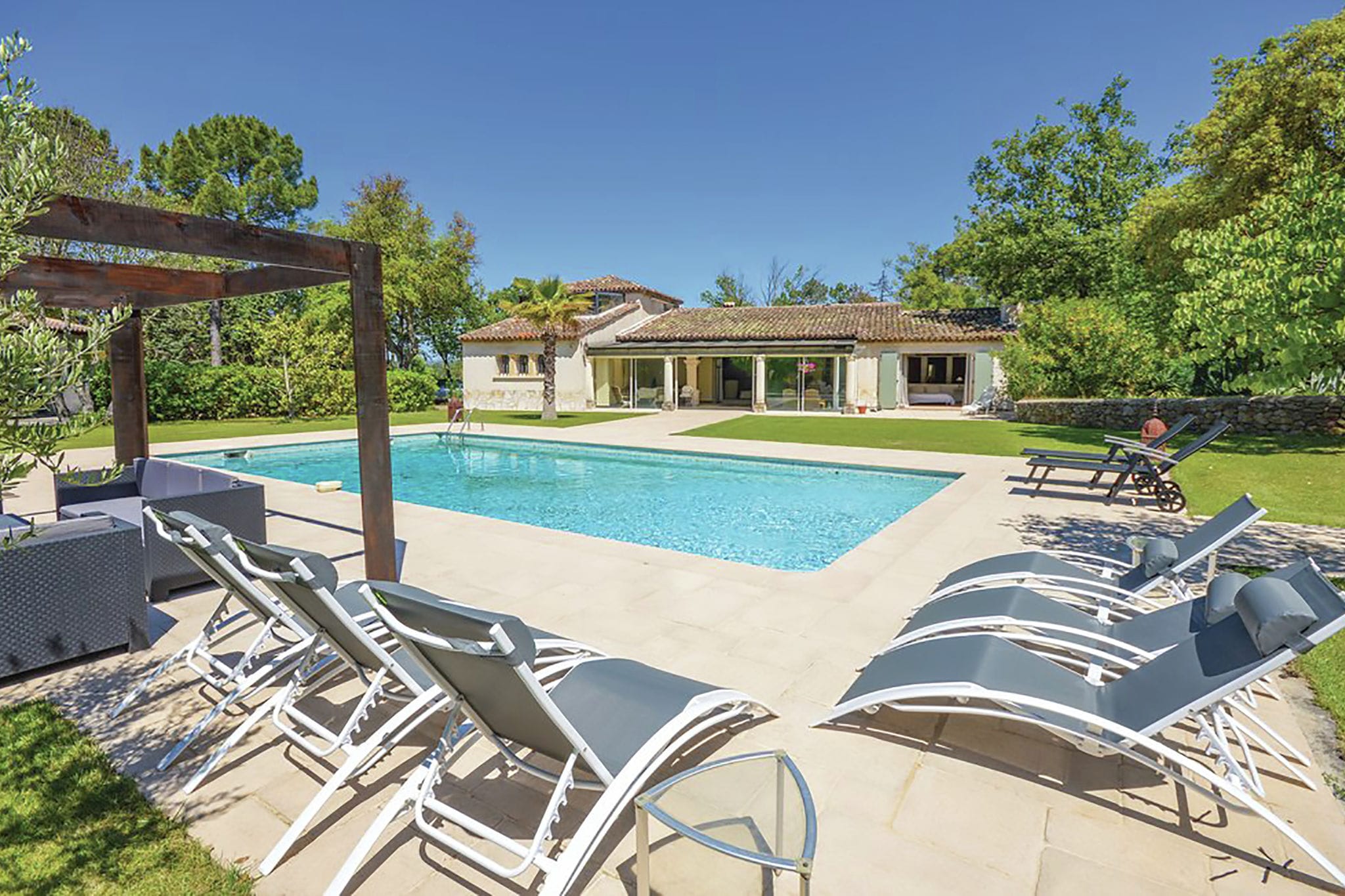 Heerlijke villa in Le Muy met een bubbelbad en privézwembad
