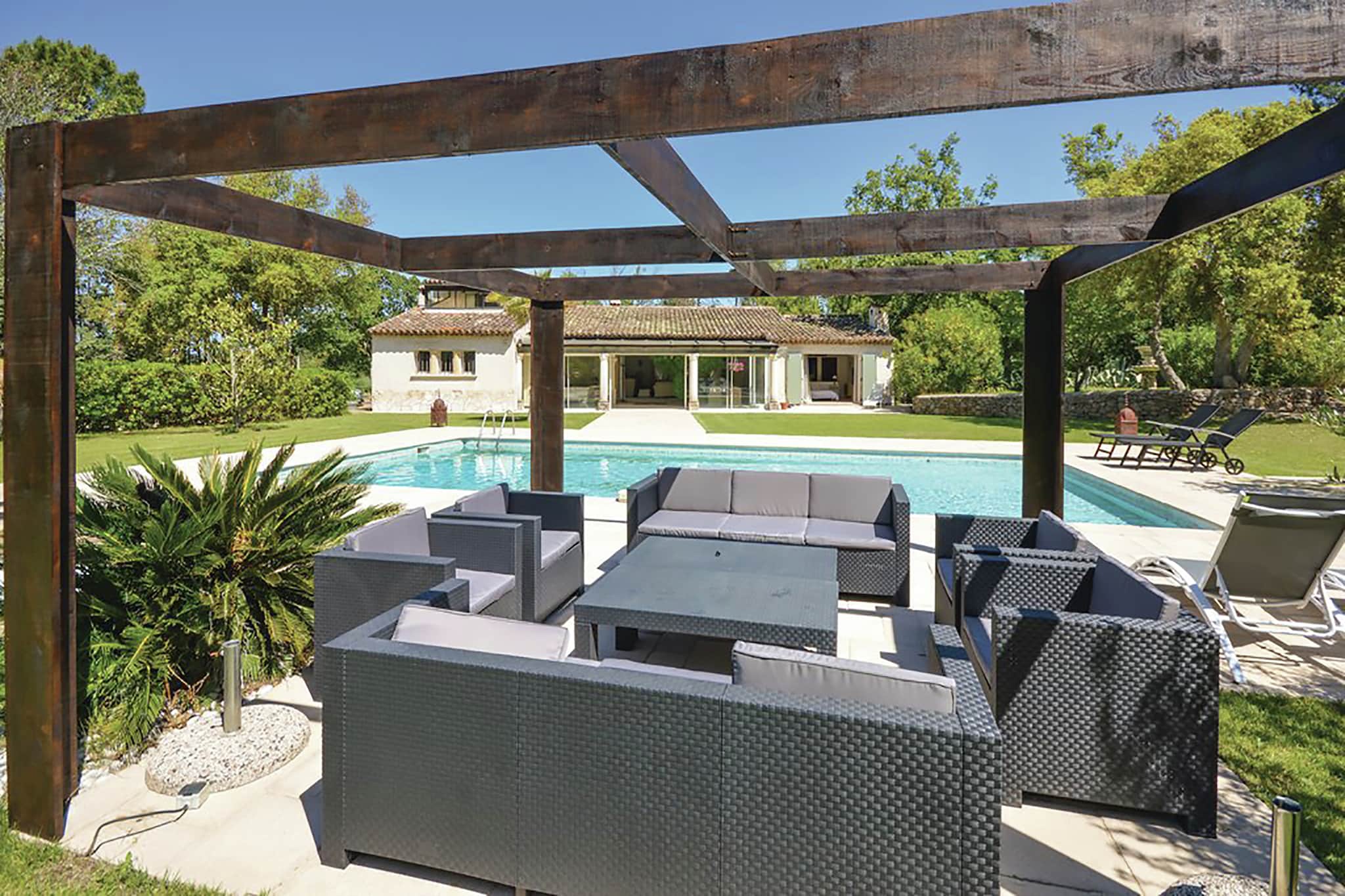 Luxury villa with heated jacuzzi and garden