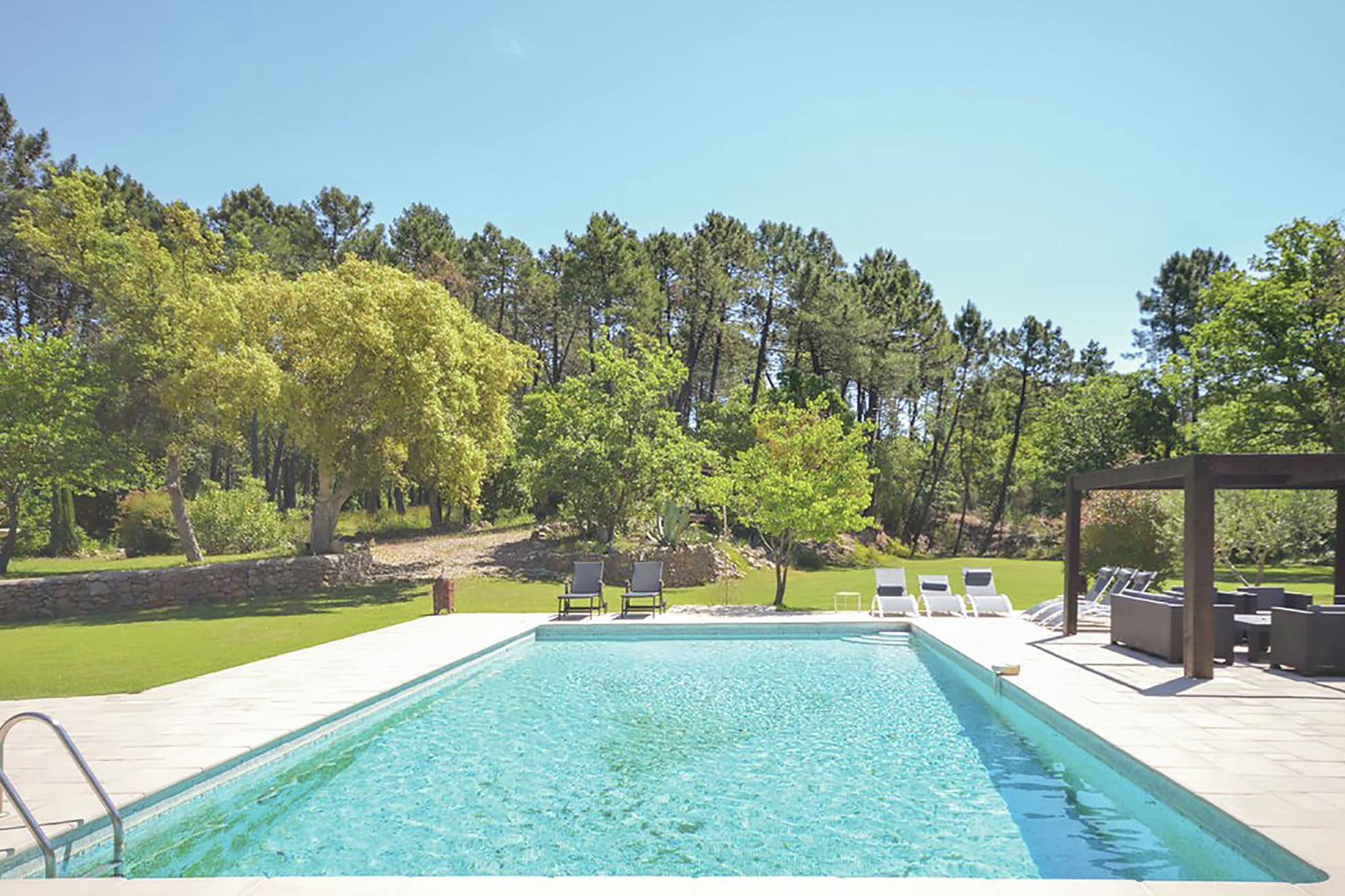 Luxueuse villa avec jacuzzi chauffé, grand jardin entre le Muy et Sainte Maxime