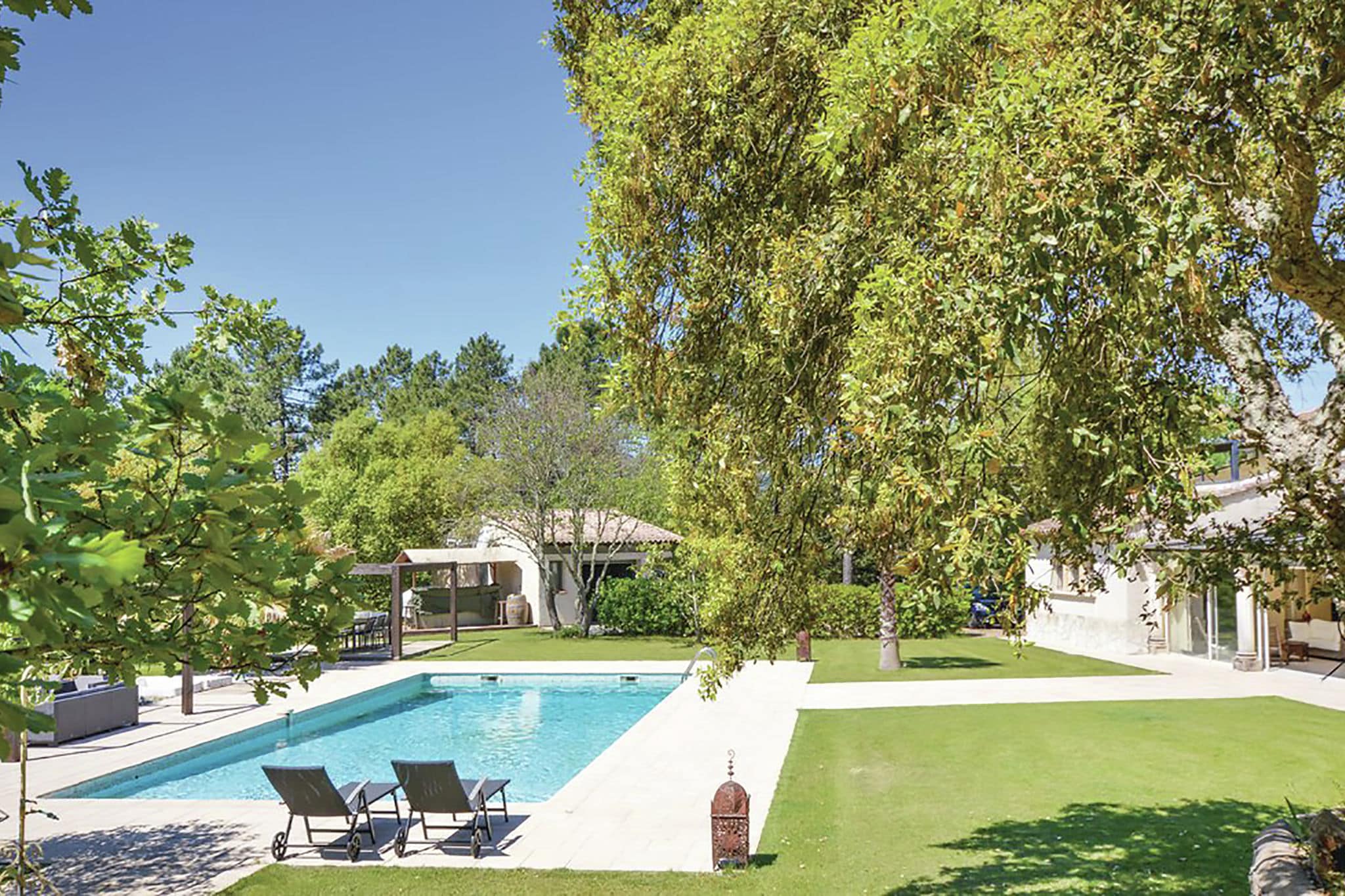 Heerlijke villa in Le Muy met een bubbelbad en privézwembad