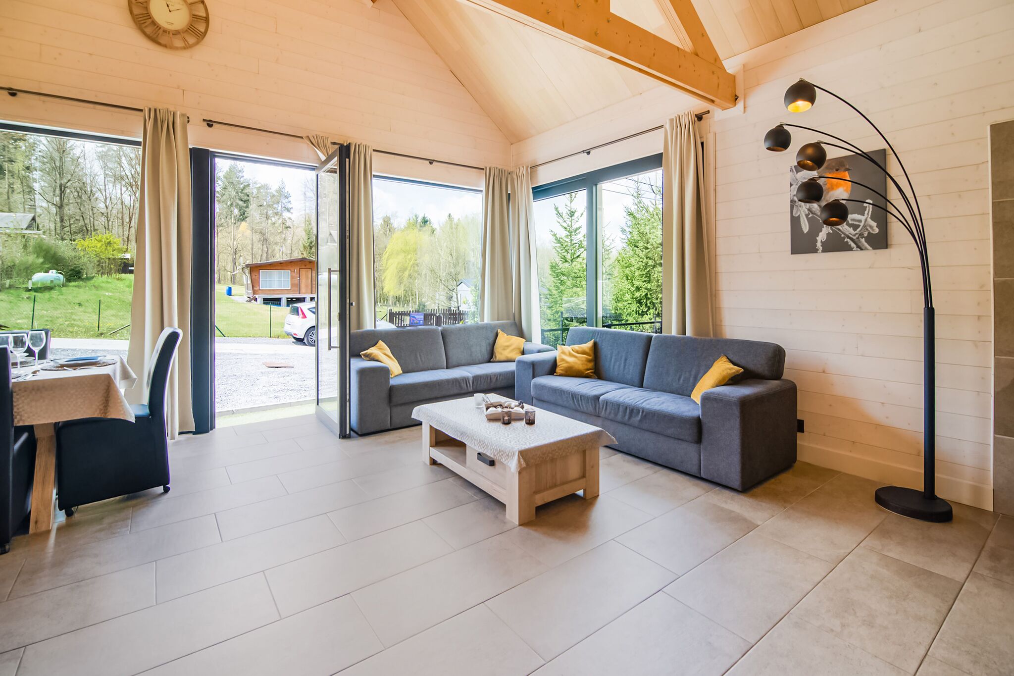 Comfortabel vakantiehuis in Biron met een terras