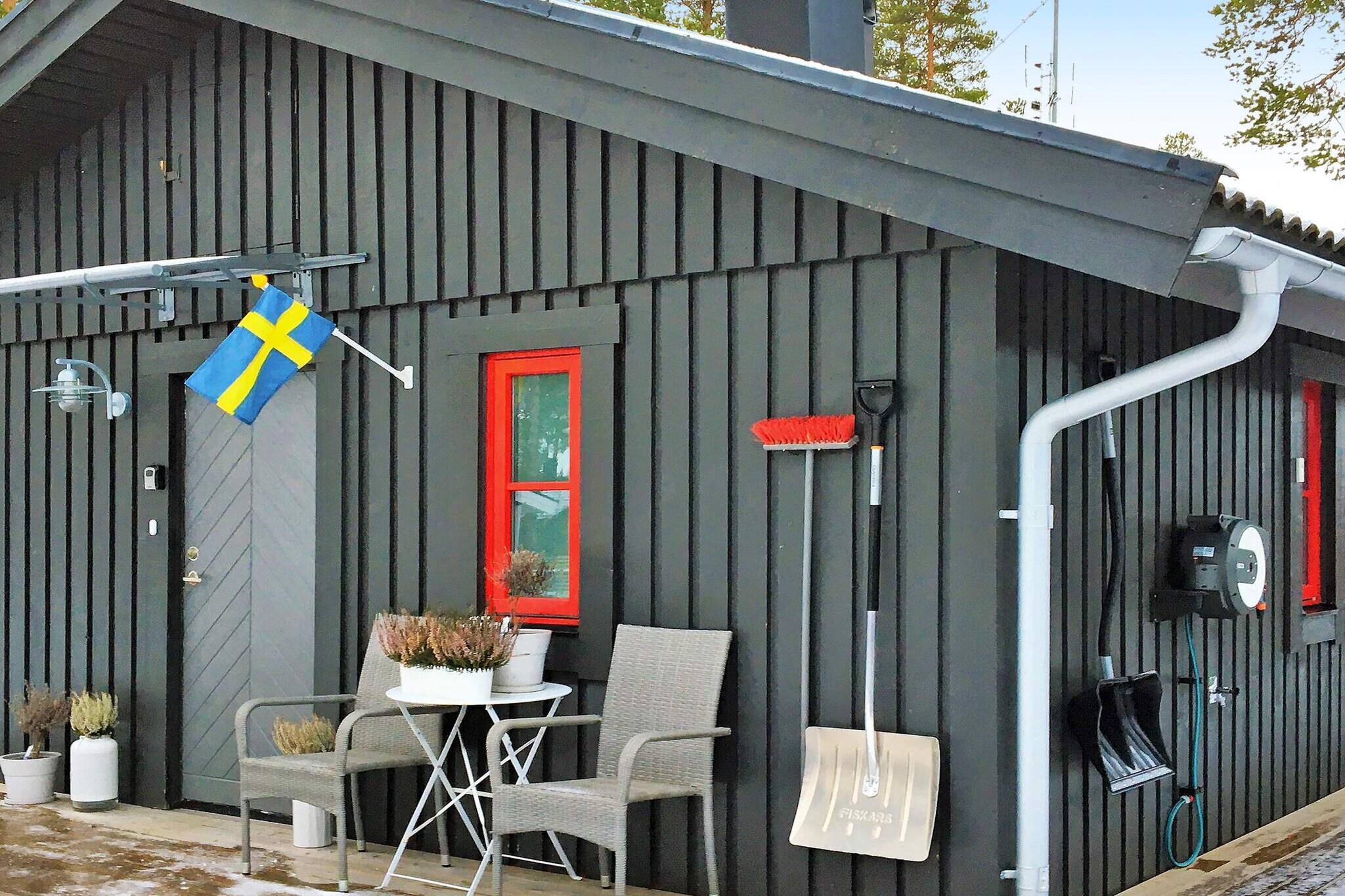 Welcome to a pleasant and idyllic accommodation in a beautiful mountainous environment by the Kringelfjord, just over a mile from Idre and Särna. You live in a well-appointed cottage with an associated guest cottage which is located very close to Österdalälven. Here you can both swim and fish from land or boat that is available for rent on site. The main building has two bedrooms: one with a double bed of 140 cm and the other with a bunk bed - 90/90 cm. In the guest house there are two bedrooms, each with a single bed of 120cm. Open kitchen located adjacent to the living room. Here is a wood burning stove for nice cozy evenings that provide a wonderful atmosphere. Bathroom with shower, toilet and sink and in the area there is a shared sauna. This accommodation is a perfect starting point to discover Dalarna's beautiful nature. Here is Sweden's southernmost mountain, Fulufjället and a wonderful hiking trail to Njupeskärs waterfall. You have good opportunities for invigorating forest walks, fishing trips and nature experiences. Idre is a well-known winter sports resort with several facilities in the mountains around the community. The largest of these is Idre Fjäll. Idre is Sweden's fourth largest winter sports resort after Åre, Sälen and Vemdalen. Idre also has a well-developed summer season with orienteering, golf, mountain hiking, horseback riding and sport fishing as the main activities. For tips on activities and excursion destinations in the area, you can look online. Welcome to a really wonderful holiday stay!