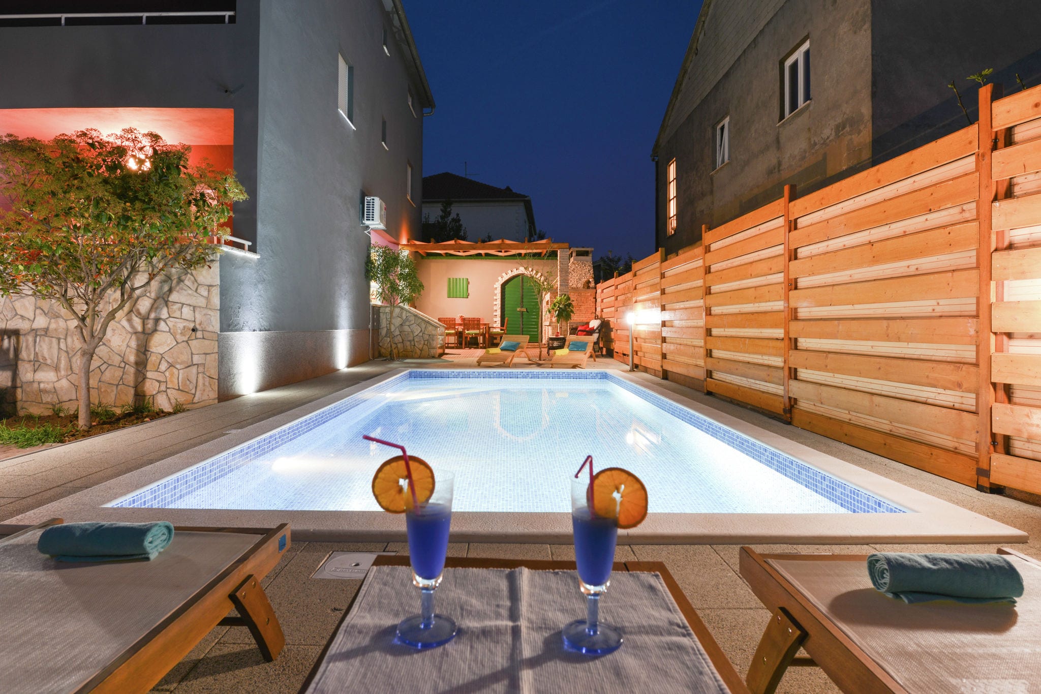 Nieuw, luxe appartement in villa met zwembad en mooi, overdekt terras