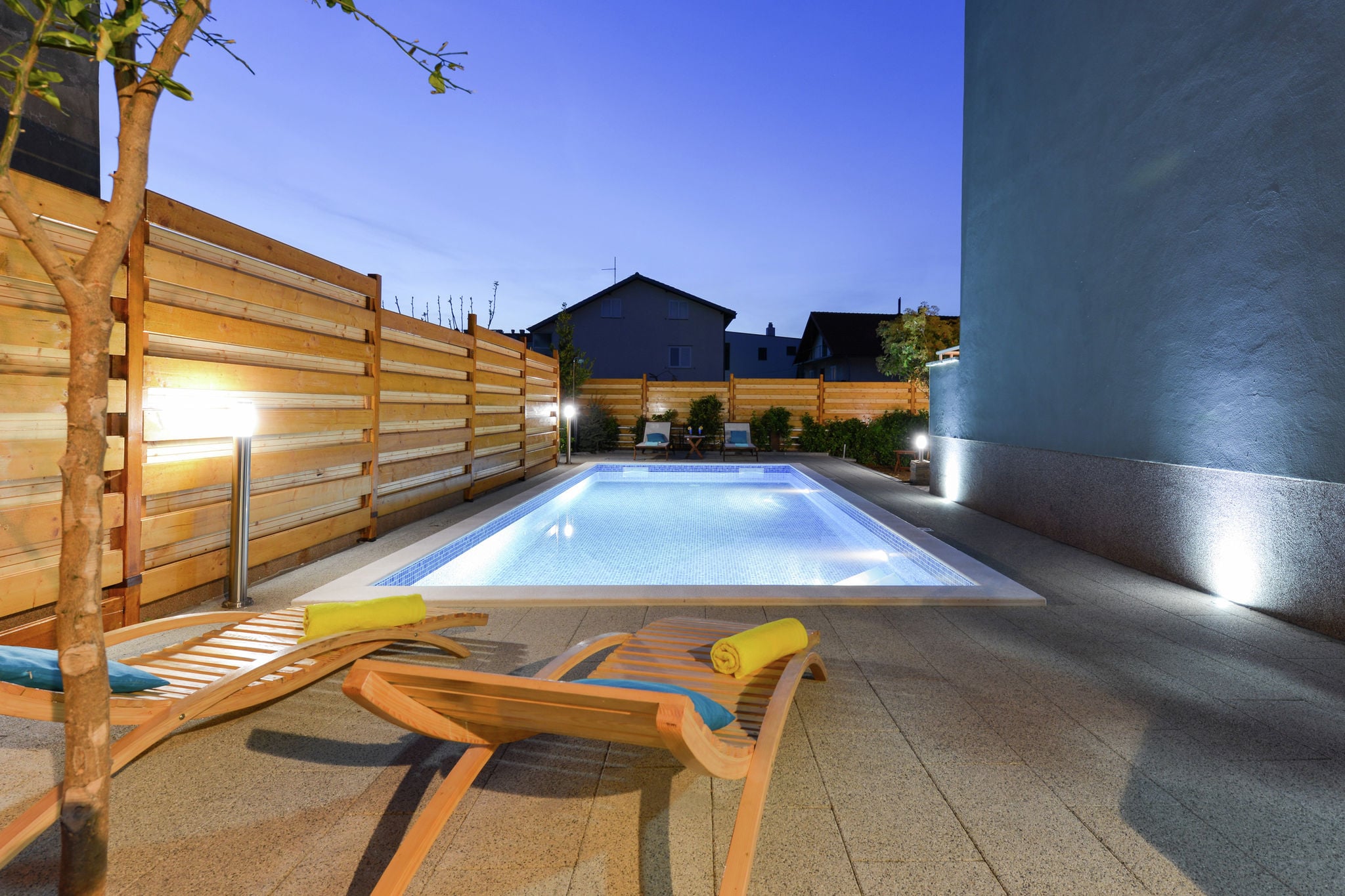 Nieuw, luxe appartement in villa met zwembad en mooi, overdekt terras