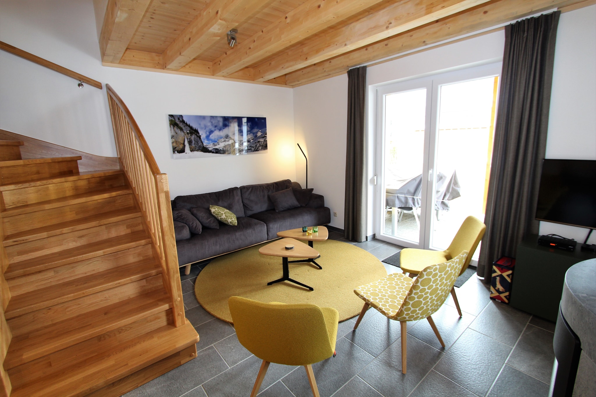 This modernly furnished chalet for a maximum of 6 people is located in Kötschach-Mauthen in Carinthia, not far from the Kötschach-Mauthen-Vorhegg family ski area and the lively town center.
The chalet is very complete and modernly furnished and offers a large living room with a wood-burning fireplace, a dining table and patio doors directly to the garden as well as a modern, open, fully equipped kitchen. On the upper floor there are 2 spacious bedrooms, 2 bathrooms and 1 balcony. The attic, which you reach via stairs, offers additional space for 2 people. You can park directly under the carport at the chalet.
Kötschach-Mauthen is located at the upper end of the Carinthian Gailtal, embedded in breathtaking mountain formations, belongs to the Nassfeld - Pressegger See tourist region and offers a small family ski area with 6 kilometers of slopes as well as restaurants, shops, all hiking and cycling tours, the Hike World with 25 themed trails and a large swimming pool (Aquarena water and wellness oasis). The well-known Sun Skiworld Nassfeld ski area with 110 kilometers of slopes and 30 lifts is approx. 25 km away (accessible with the free ski bus).
Kötschach-Mauthen is an ideal destination for both a sun and snow holiday. For the active, sporty holidaymaker, but also ideal for those seeking peace and quiet, and is known for its magnificent nature and healthy air. In summer the options are truly endless, with canoeing, rafting, mountain biking, hiking and cycling. The Waldbad Mauthen natural swimming pool or the Pressegger See east of Hermagor offer lots of swimming fun in summer!
There are plenty of shops for your daily needs right in town as well as a good selection of restaurants.