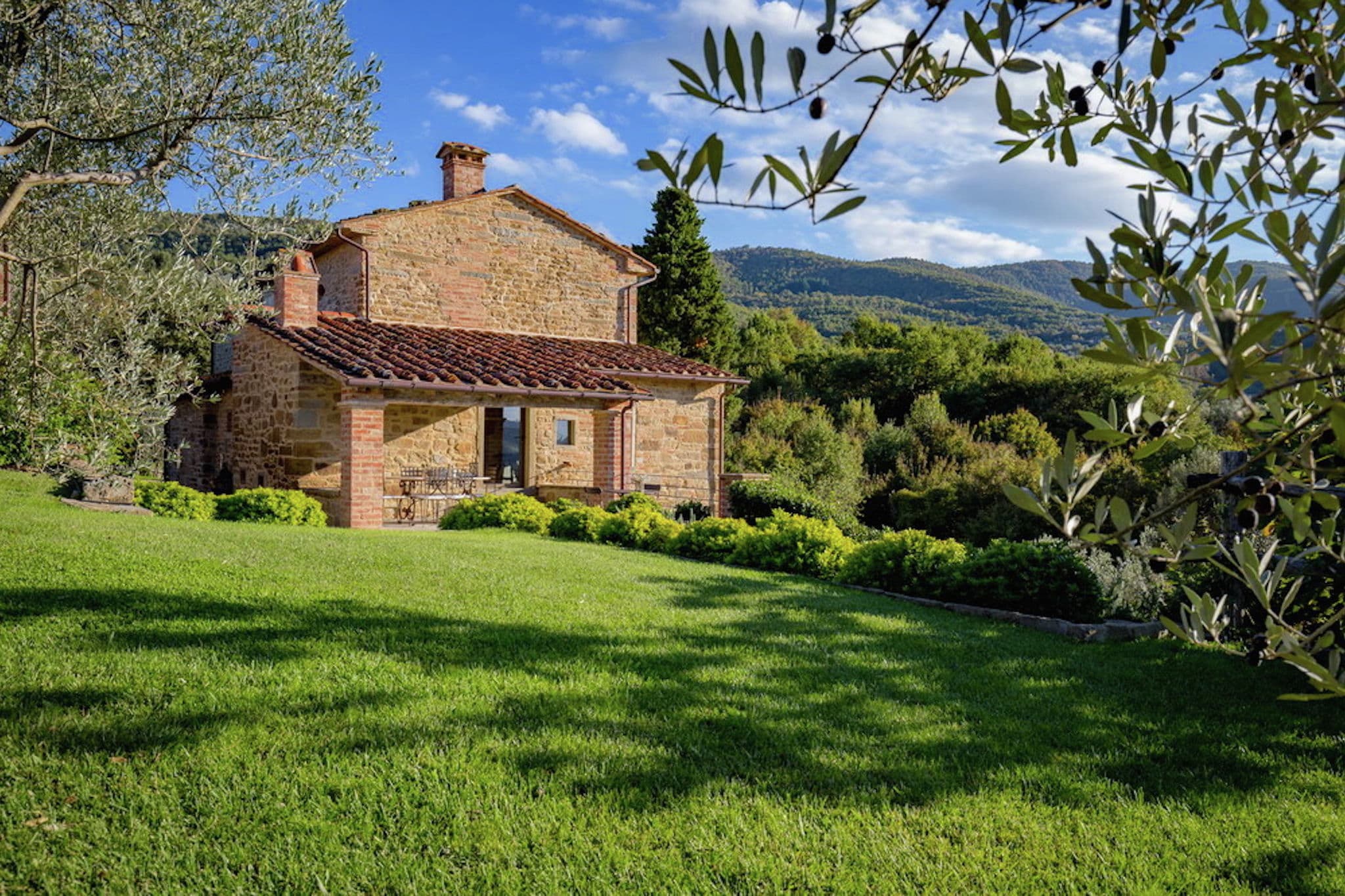 Hilltop Villa in Castiglion Fiorentino with Pool & Views