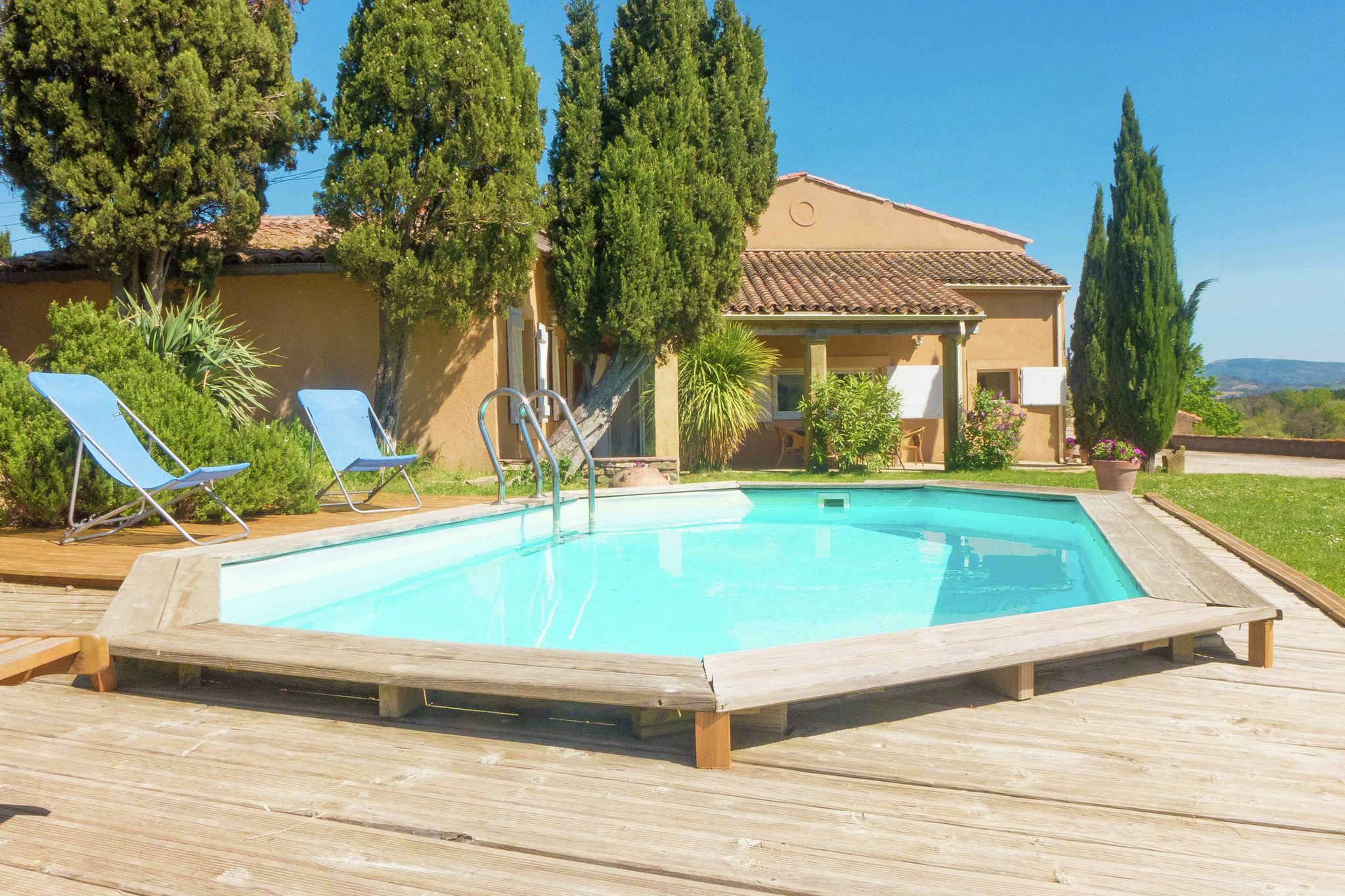 Bijzonder vakantiehuis met zwembad in Loupia