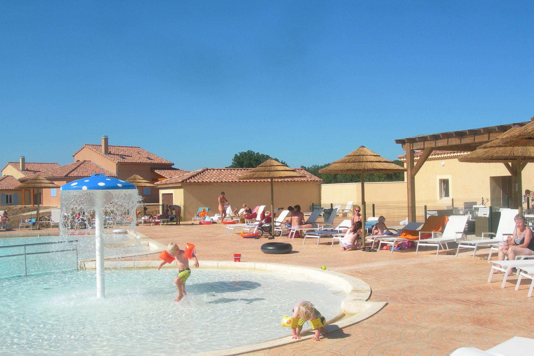 Villa de luxe sur un domaine privé, située presque directement sur l'Ardèche!!