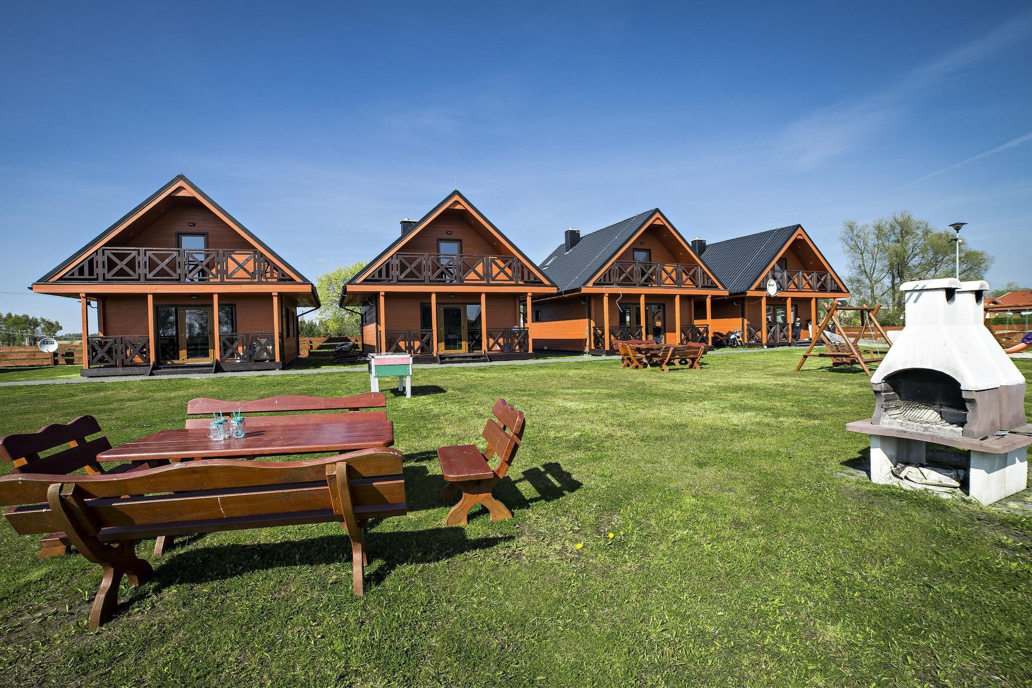 House overlooking the lake-Tuinen zomer