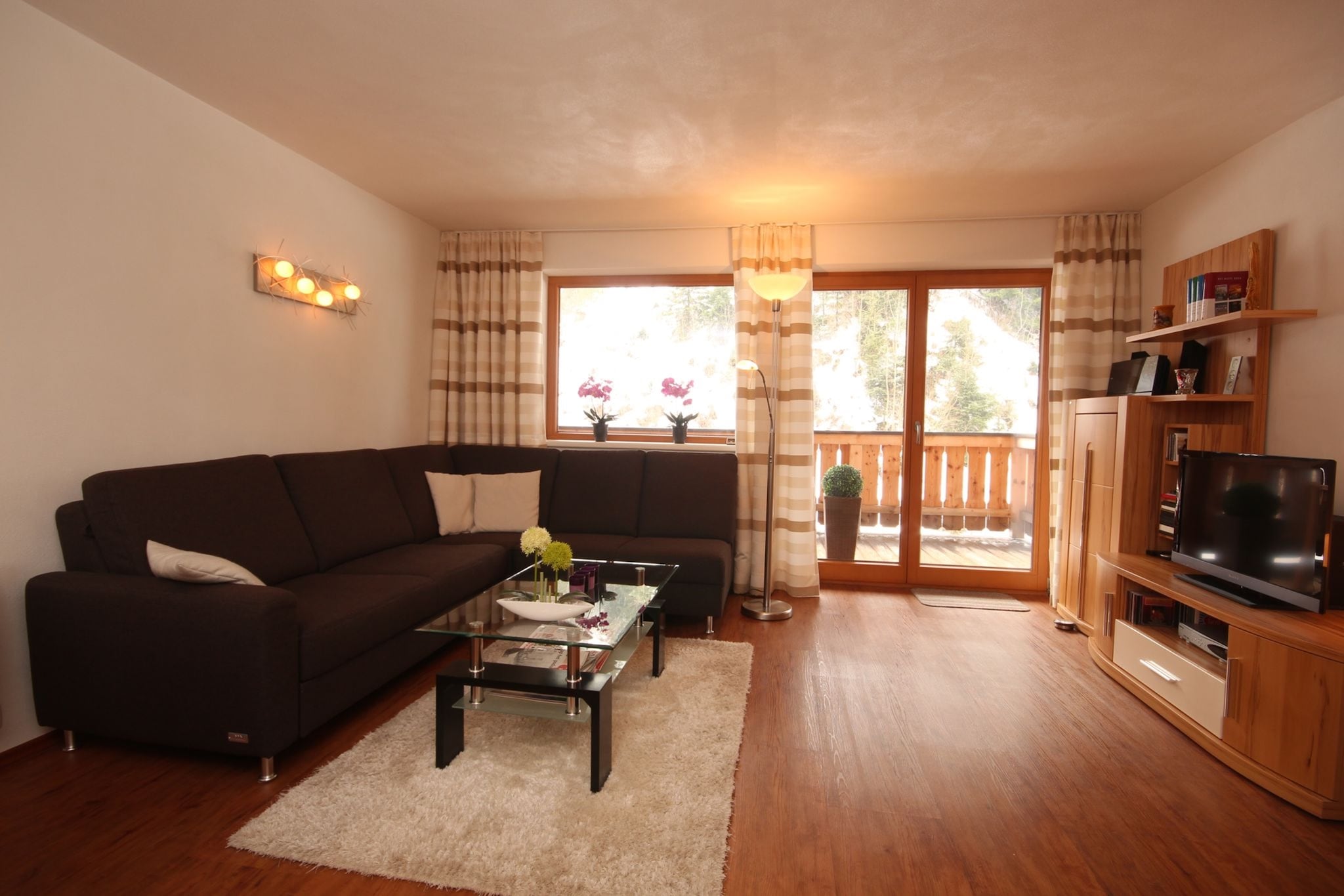 On the 1st floor: (open kitchen(electric kettle, cooker(4 ring stoves), coffee machine, oven, fridge(+ freezer)), Living/diningroom(TV(satellite, dutch television channels), seating area, DVD player, balcony), bedroom(double bed), bedroom(double bed), bathroom(shower, washbasin, toilet), toilet)\n\nTV, balcony, garden(shared with other guests, 50 m2), garden furniture, parking, deckchairs, parasol, party games