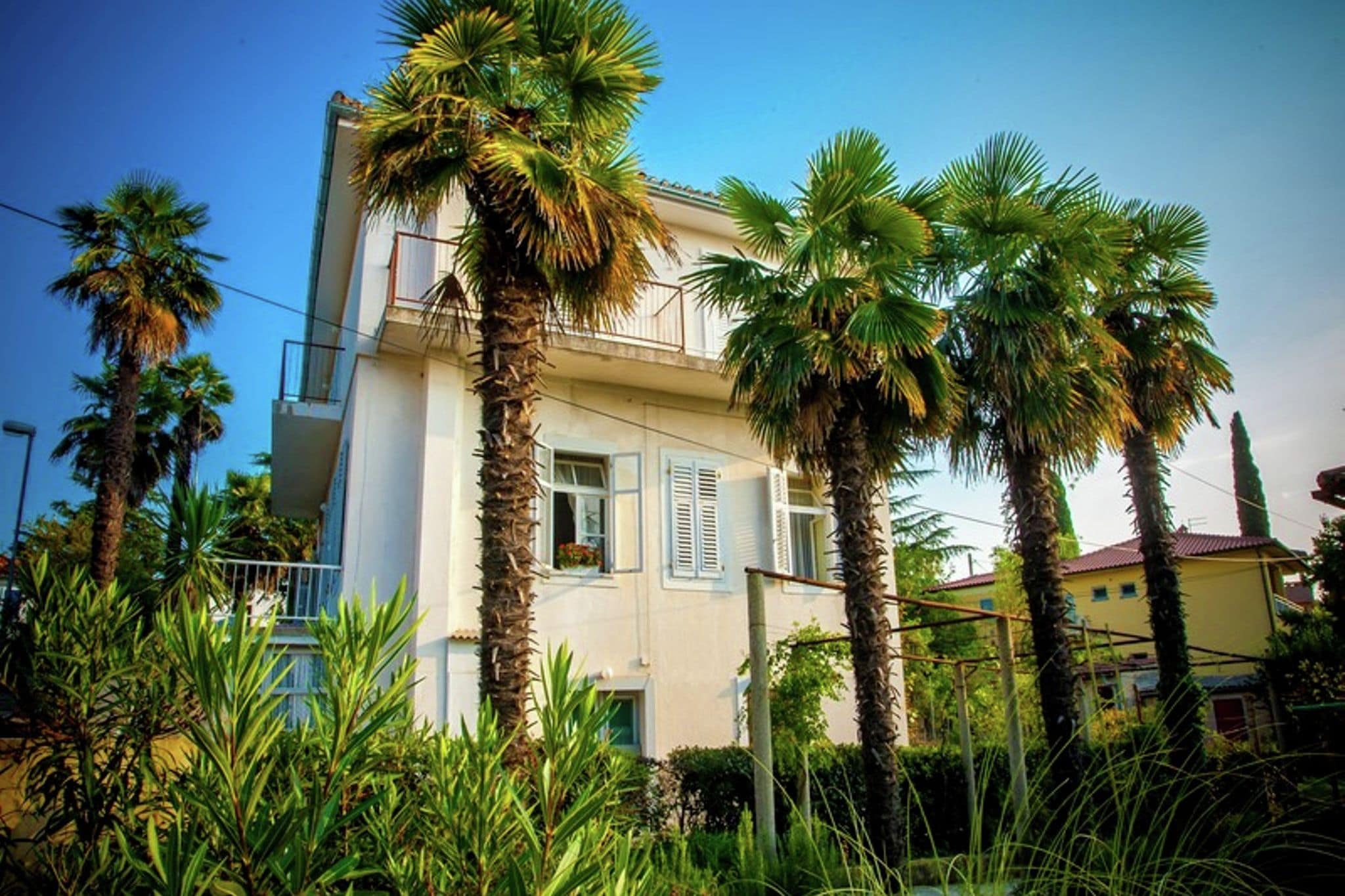 Ruim appartement in Malinska op Krk met een balkon