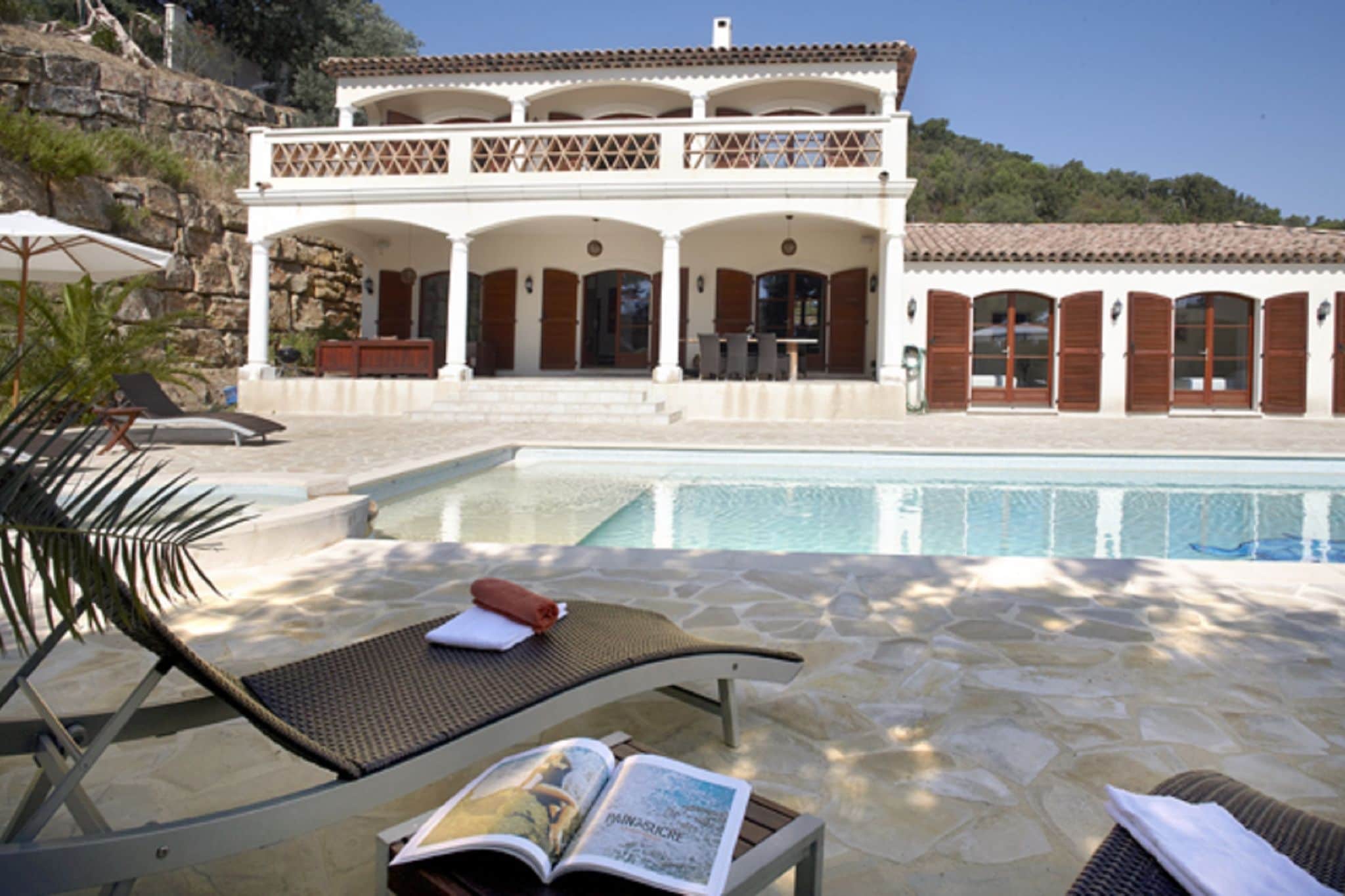 Elegante villa met een riant privézwembad en dakterras.