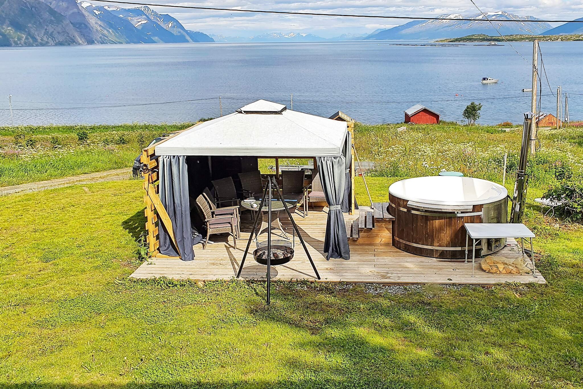 9 person holiday home in Lyngseidet - Spa