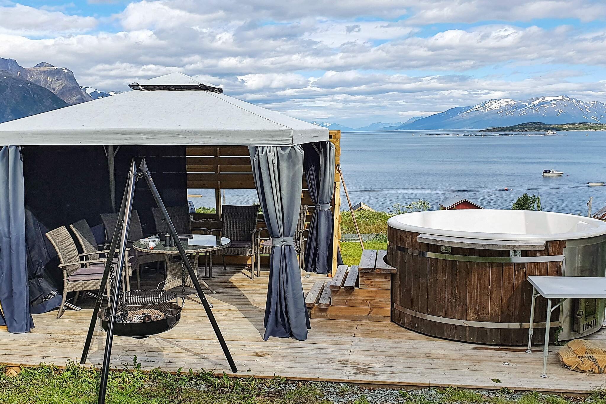 9 person holiday home in Lyngseidet - Spa