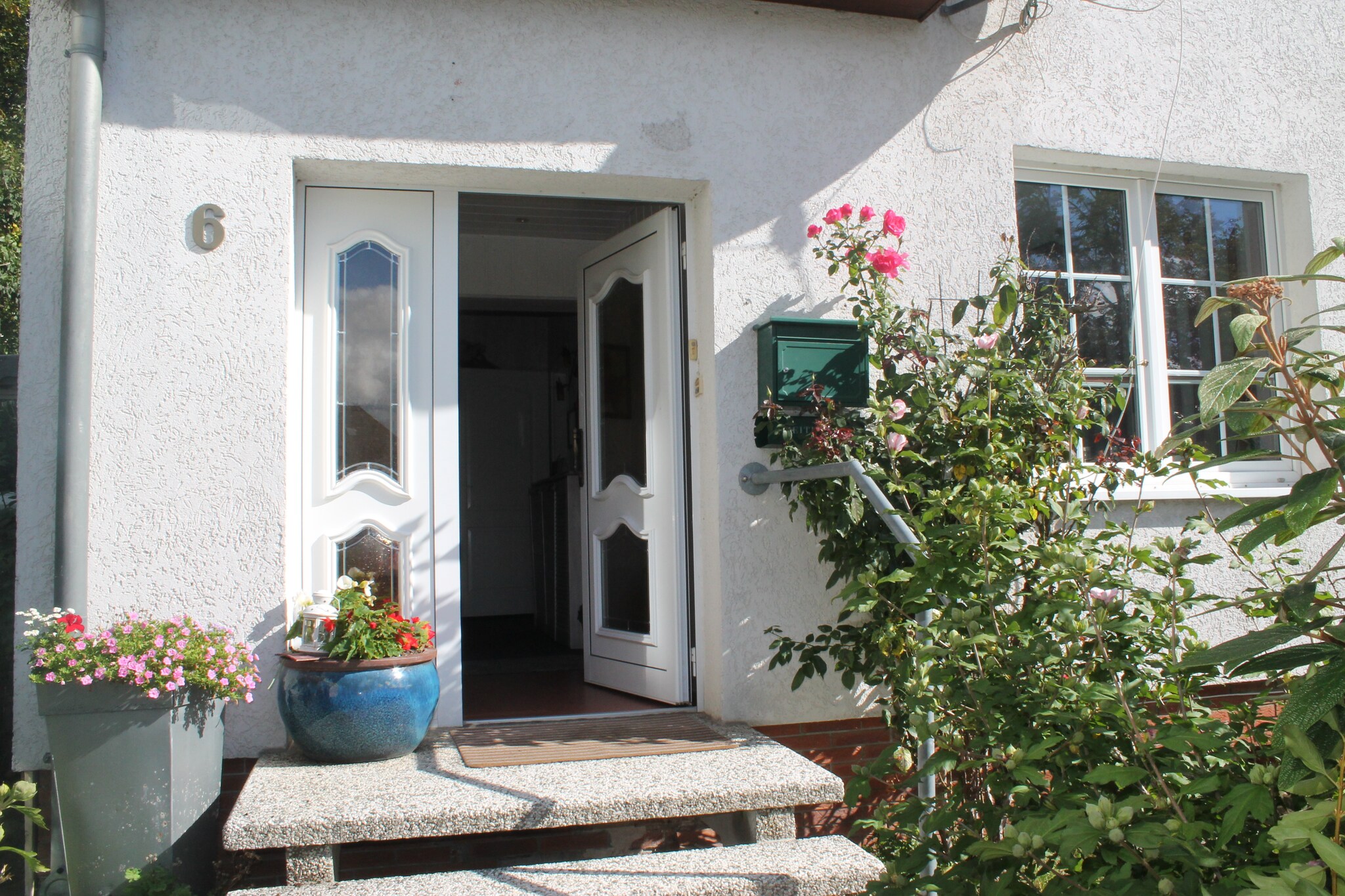 Ground floor: (Entrance)\n\nOn the 1st floor(via fairly steep stairs): (Large kitchen(TV, dining table(4 persons), seating area, hob(2 ring stoves), electric kettle, toaster, coffee machine, oven, microwave, fridge(+ freezer), high chair), bedroom(accessible via interconnecting room)(double sofa bed(140 x 200 cm), cot), Children\'s bedroom(single sofa bed(130 x 200 cm), children\'s bed), bathroom(shower, washbasin, toilet, hairdryer), stair gate)\n\nterrace, garden furniture, BBQ, parking, play equipment