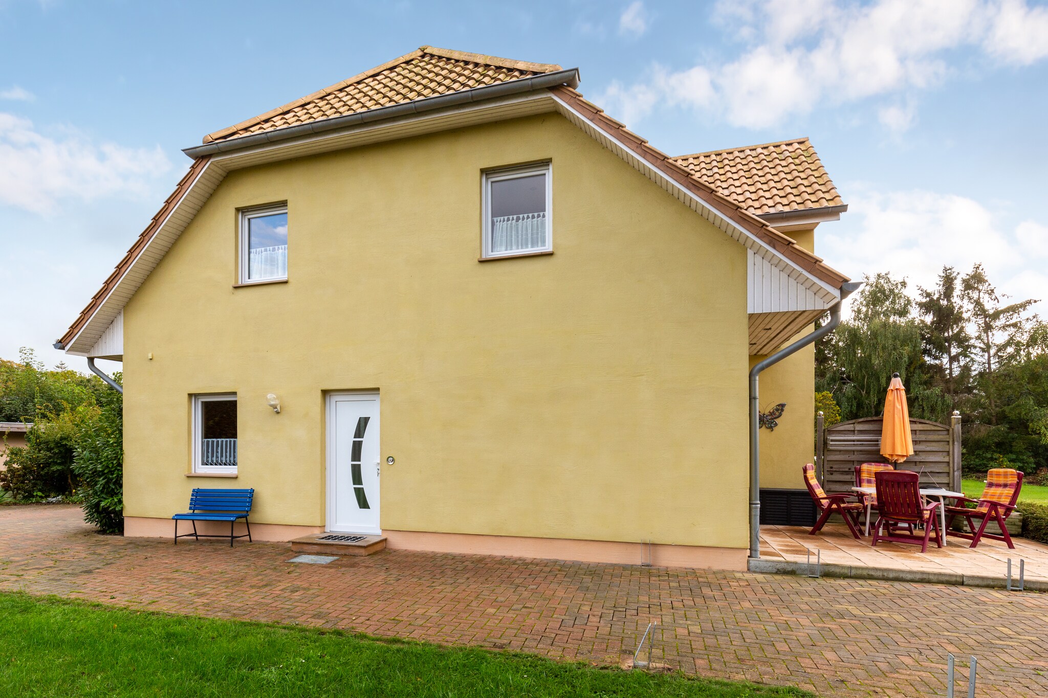 It is a vacation to enjoy nature and culture. Located in Wismar, this apartment has 1 bedroom and offers heating, terrace, and barbecue to relax. It can host up to 3 people with great ease.
You can head to the beach at 4 km and have fun. Wismar, at 4 km shouldn't be missed for its rich history. Its old town is a UNESCO World Heritage site and has Wasserkunst, Alter Schwede, brick churches, and Schabbel to explore. Have fun at the Wismar zoo with an adventure playground. Other must-visit places include the seaside resorts Boltenhagen, Rerik, or Kühlungsborn. The supermarket is 1 km.
The apartment has heating and a cozy ambiance to relax. The single sofa bed in the living-bedroom is soft and comfortable to the lounge. Spend a while watching TV. Enjoy the nature of the furnished garden and prepare a barbecue to relax on the terrace. safe parking is provided for the guests.
The train station is nearby at 4 km and the motorway is 7 km.