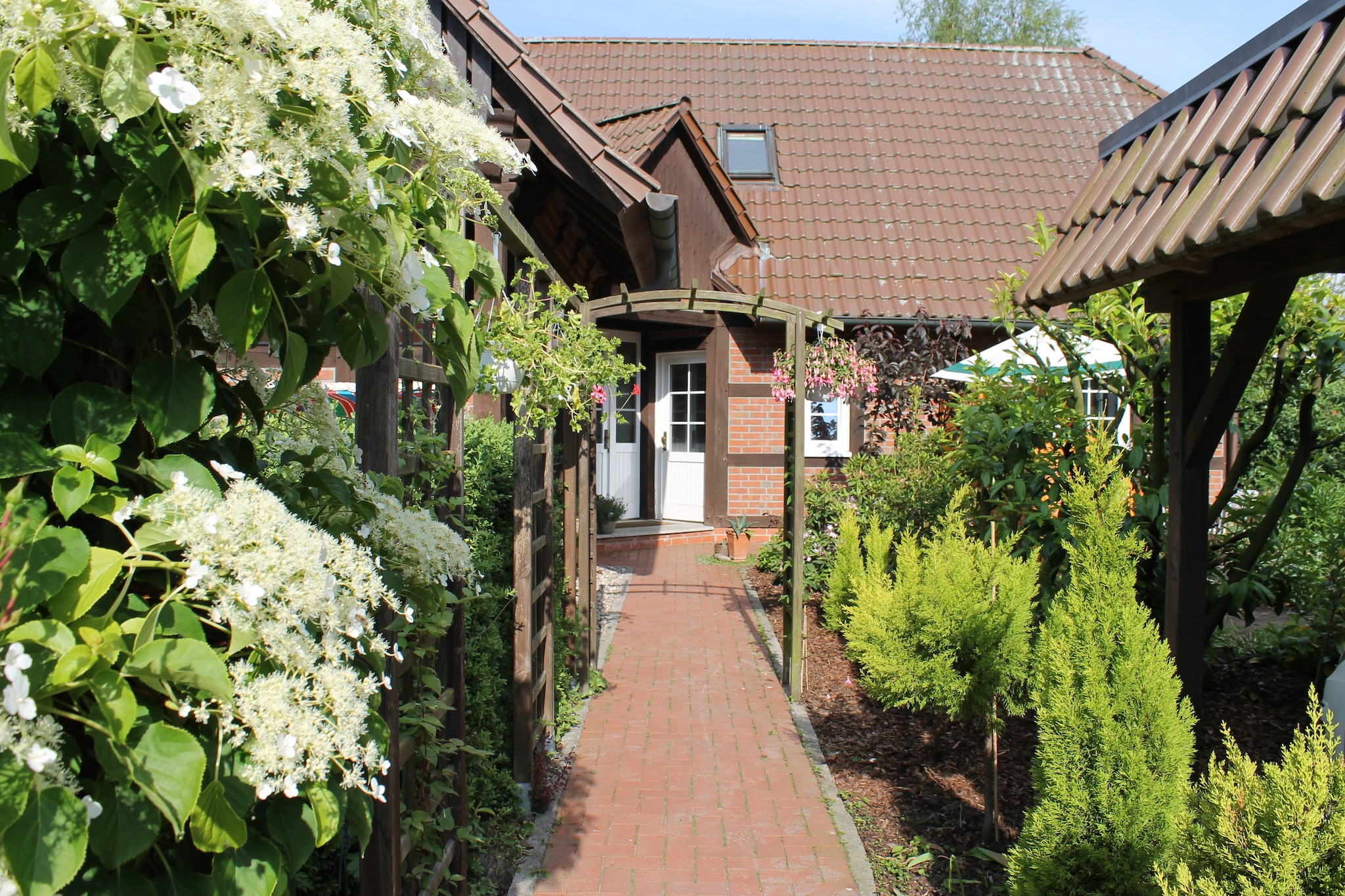 This two-story apartment in Kritzmow, on the quiet outskirts of Rostock, offers a relaxing retreat for families or small groups. The ground floor features a spacious living room with direct access to a sunny terrace and orchard, a separate kitchen, and a guest toilet. Upstairs, guests will find a cozy bedroom, a bathroom with a bathtub and shower enclosure, and a gallery with a sofa bed, ideal for a child or additional guest.

The apartment offers free Wi-Fi and covers all energy costs for a stress-free stay. Thanks to the easy access to the A20 motorway, you are just minutes from the most beautiful beaches of the Baltic Sea: Warnemünde (15 km), Heiligendamm (20 km), Kühlungsborn (25 km), and Rerik (35 km). The area also offers shopping, cultural institutions, and family-friendly attractions such as the Darwineum, Karls Erdbeerhof, and Rostock Zoo.

Whether you're planning beach days, forest hikes, or city trips, this Kritzmow retreat combines comfort, convenience, and charm.