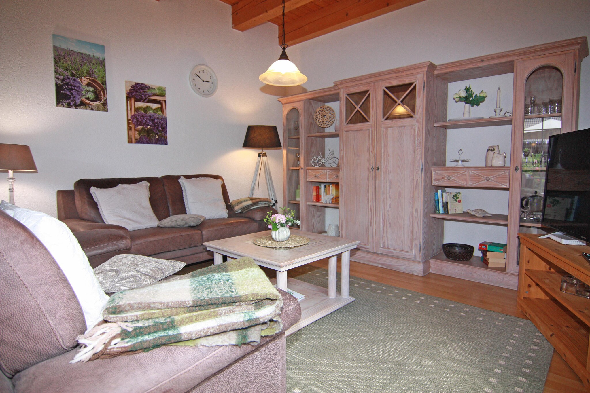 Ground floor: (Living room(TV(flatscreen), dining table(4 persons), seating area), Kitchen(dining table(2 persons), electric kettle, cooker(4 ring stoves, ceramic), hood, coffee machine, oven, microwave, dishwasher, fridge(+ freezer)), toilet(washbasin), Landing)\n\nOn the 1st floor: (bedroom(single bed(90 x 200 cm), double bed(180 x 200 cm)), Gallery bedroom(single sofa bed(100 x 200 cm)), bathroom(bathtub with shower, washbasin, toilet, washing machine))\n\ncarport, heating, terrace, garden(shared with the owner , fenced), garden furniture, sun loungers, BBQ, parking, deckchairs, parasol, children\'s bed, high chair, Laundry Package for a fee