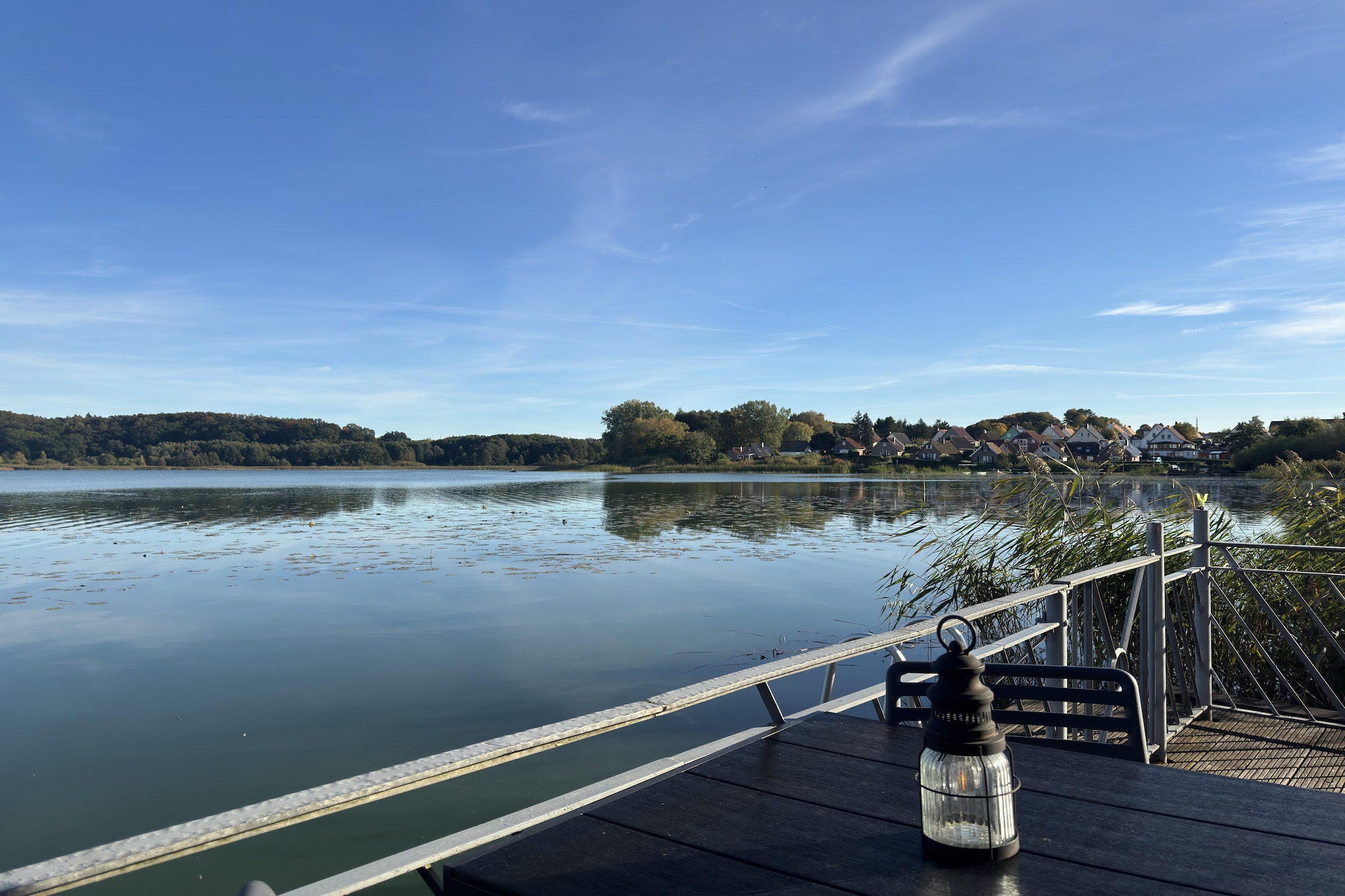 Bootshaus direkt am See mit eigenem Steg-Terrasse / balcon