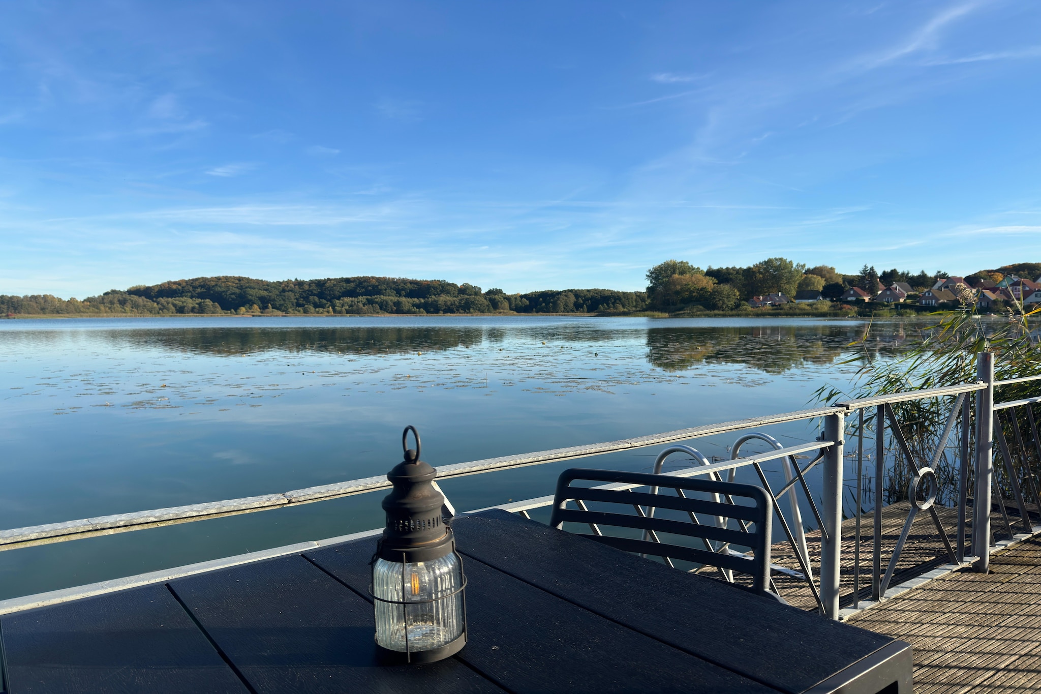 Bootshaus direkt am See mit eigenem Steg-Terrasse / balcon