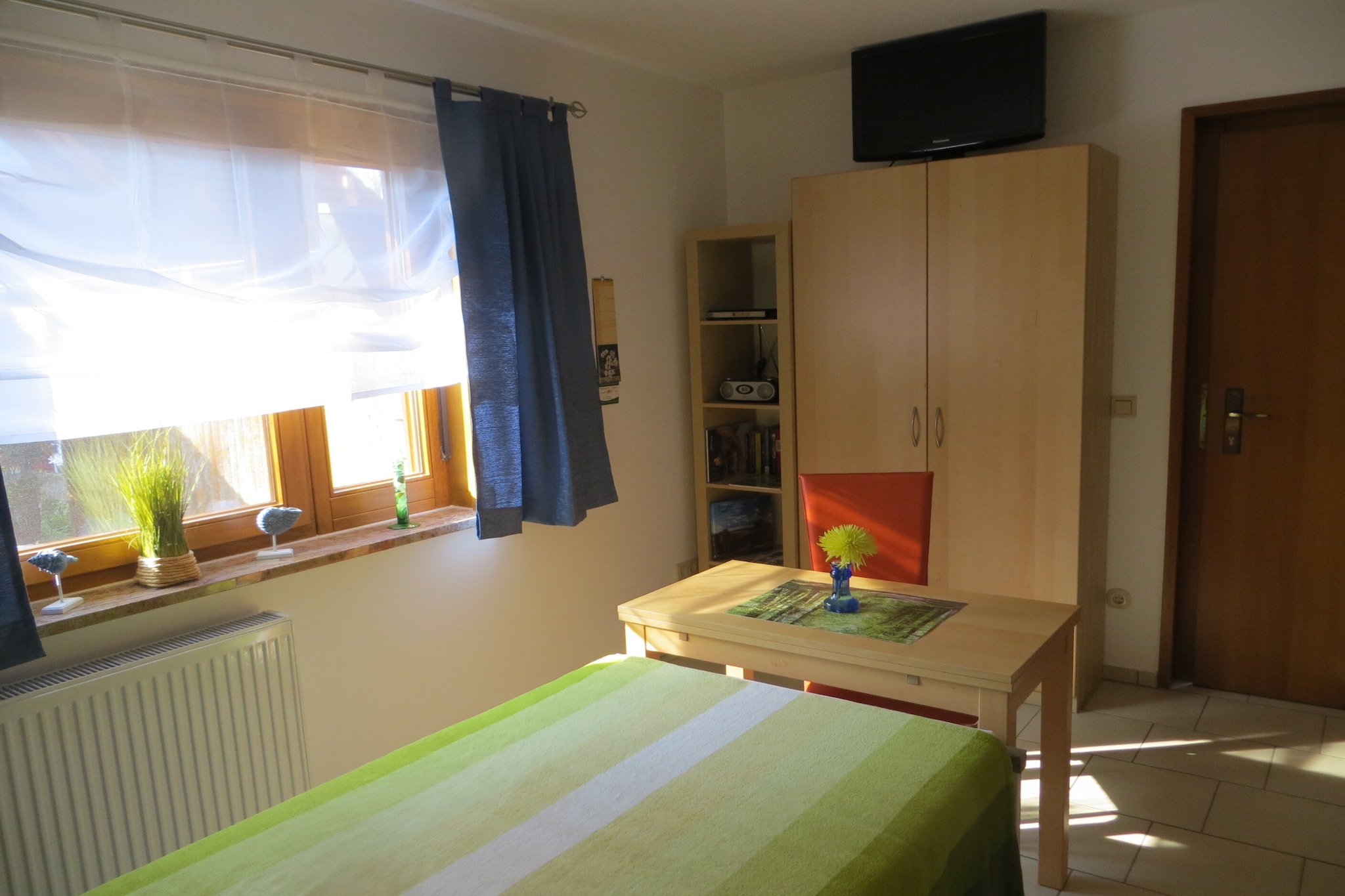 This cozy 1-room apartment in Kühlungsborn West is a peaceful retreat for solo travelers, nestled beside the coastal forest and just a 12-minute walk from the Baltic Sea’s sandy beach and promenade. Located on the ground floor with a private entrance, it features a combined living/sleeping area with a kitchenette, plus a bathroom with shower and toilet. A covered bike stand and bench outside add to the convenience.

The location is ideal for nature lovers and active guests, with hiking and biking trails just 100 meters away. A supermarket is also nearby, and the resort town offers a wide range of leisure activities—from mini golf and tennis to wellness spas, riding stables, and a water sports center. The cinema and concert garden are perfect for evening entertainment.

Whether you're seeking tranquility or adventure, this apartment offers a charming base in one of the Baltic Sea’s most popular destinations.