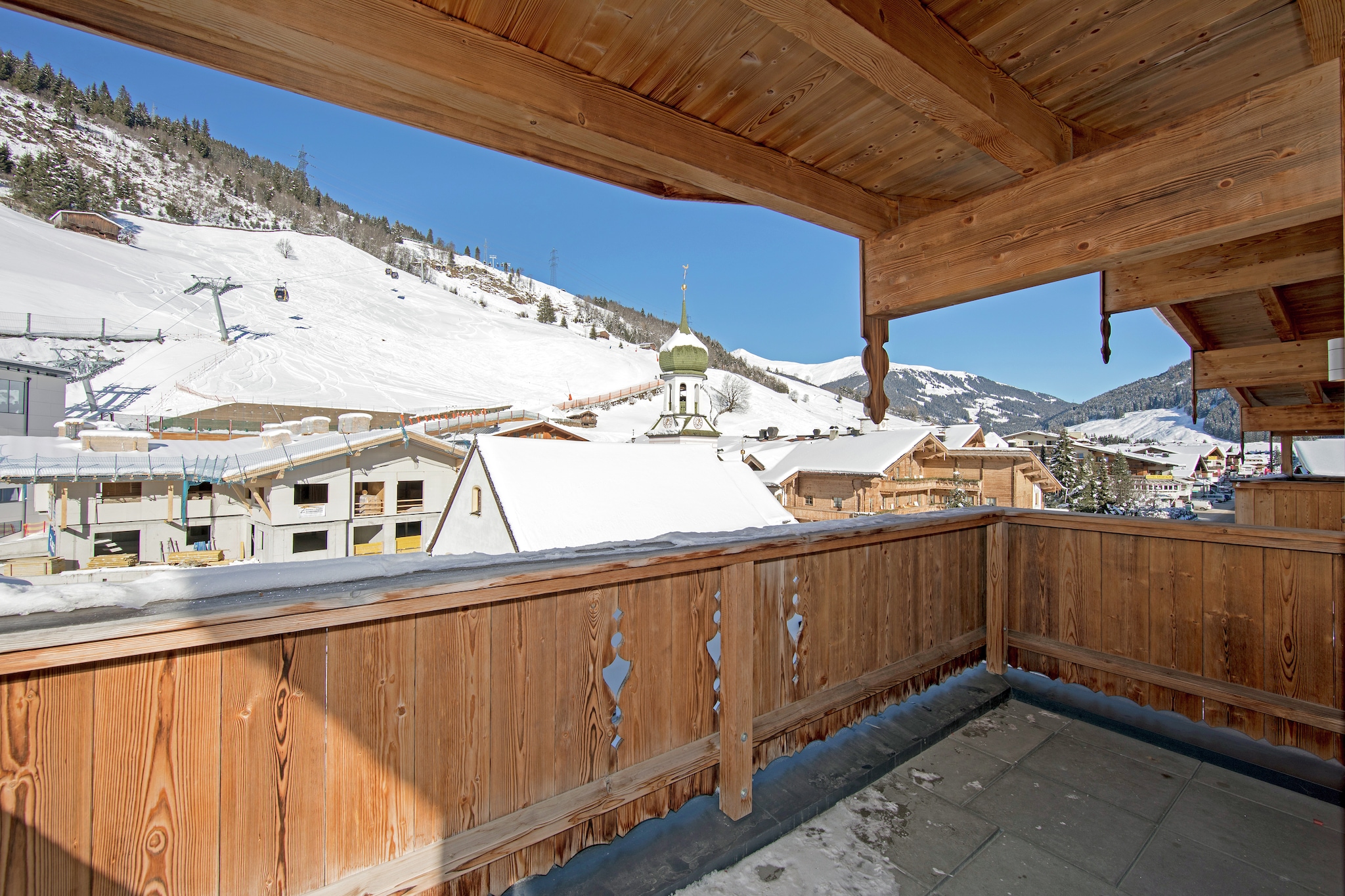 This apartment complex is located in the centre of Gerlos, between the many restaurants and shops lining the street and directly next to the lift and piste. Located on the top floor of this luxury complex, is a spacious penthouse of no less than 115 m2 which can easily be reached by lift. Inside, there is a lavish living room with well-equipped kitchen. The warmth of wood and the high ceilings invoke appreciation. The house easily accommodates up to 6 people, divided over 3 spacious bedrooms. There are also 3 bathrooms, one of which has a private sauna.
There are up to 2 parking spots available in the parking garage under the complex. If guests have more than 2 cars, they can be parked elsewhere in the village (possibly against payment).
Guests have access from multiple sides to the very spacious covered terraces, with a magnificent view of the surrounding mountains and the ski piste. In winter, Guests have direct access to the skiing at Zillertal Arena. During the summer, Gerlos is a beautiful holiday destination with many walking and mountain biking possibilities. Guests can also visit many sights in both Tirol and Salzburgerland.