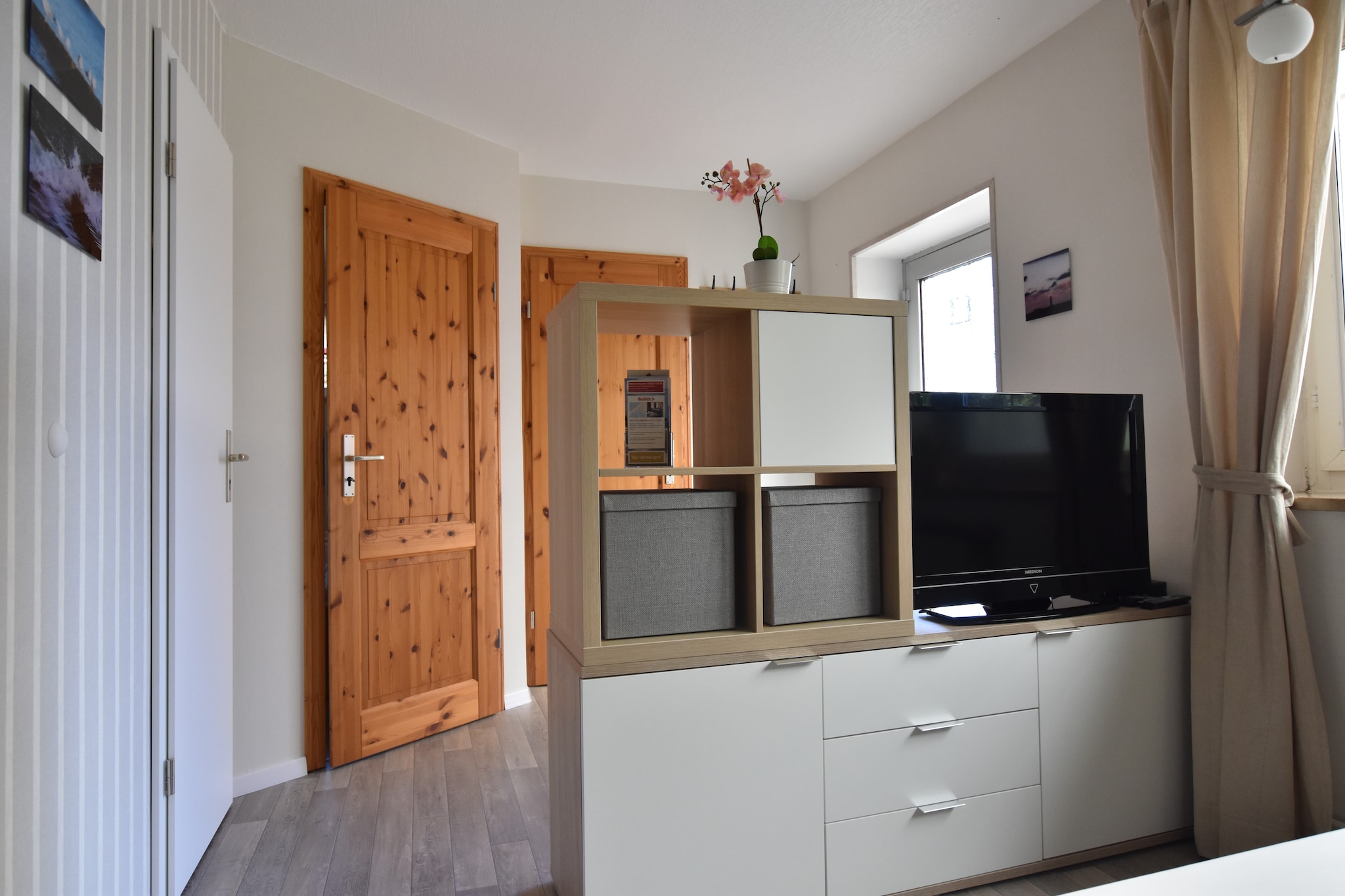 Ground floor: (Kitchenette(electric kettle, cooker(2 ring stoves), hood, coffee machine, fridge), Living/diningroom(TV(flatscreen), dining table(4 persons), seating area, radio), bedroom(double king size bed(two single duvets, two single fitted sheets, 170 x 190 cm)), bedroom(bunk bed(80 x 200 cm)), bathroom(shower, washbasin, toilet), heating, children\'s bed, high chair)\n\nterrace(roofed), garden(shared with the owner , fenced), garden furniture, BBQ, parking, play equipment