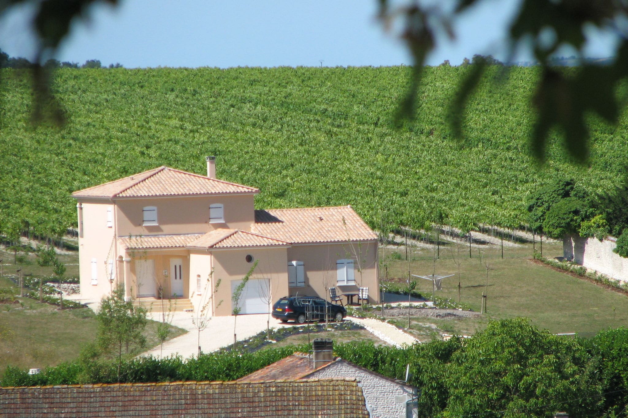 Appartement op begane grond met uitzicht over de tuin en de wijnranken