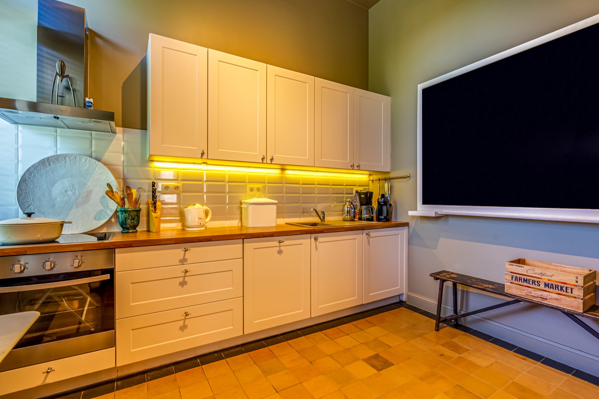 Ground floor: (hallway, Living room(TV), dining room(dining table(10 persons)), Large kitchen(cooker(4 ring stoves), coffee machine, oven, combination microwave, dishwasher, fridge, fridge-freezer), toilet)\n\nOn the 1st floor: (bedroom(bunk bed), bedroom(double bed(200 x 180 cm)), bedroom(double bed(boxspring, 200 x 180 cm)), bathroom(double bed(boxspring, 200 x 180 cm), bath tub, shower, 2x washbasin, toilet, hairdryer), Landing(children\'s bed))\n\nOn the 2nd floor: (bedroom(double bed(boxspring, 200 x 180 cm), washbasin), bedroom(double bed(boxspring, 200 x 180 cm), washbasin), bathroom(shower, washbasin, toilet), Landing)\n\ndishwasher, tumble dryer, washing machine, terrace(20 m2), garden furniture, BBQ, parking