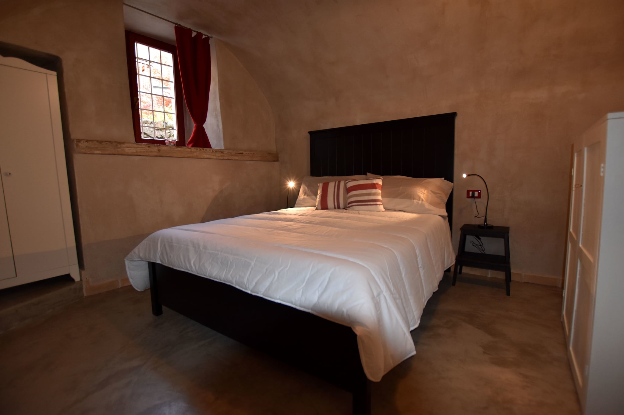 Ground floor: (Living room(TV), dining room, open kitchen(oven, dishwasher, freezer), Bedroom with bathroom(double bed, shower, toilet, bidet), Bedroom with bathroom(double bed, shower, toilet, bidet))\n\ncarport, Parking, microwave, cot, washing machine, heating, courtyard, garden furniture, sun loungers, BBQ, children\'s bed