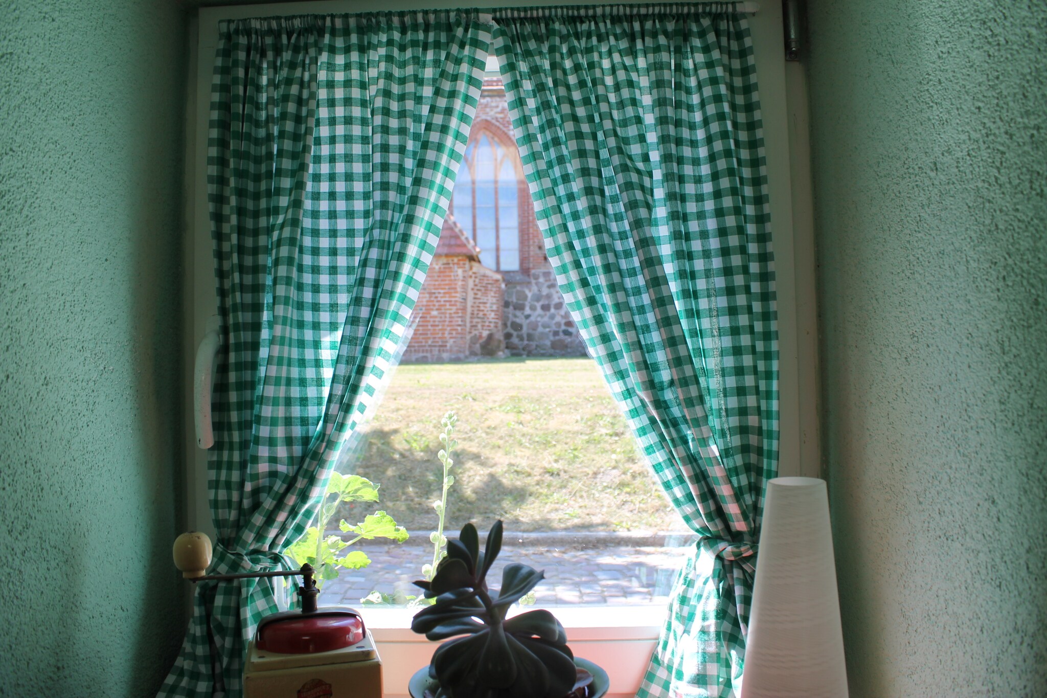 Ground floor: (Kitchen(hob, electric kettle, toaster, coffee machine, fridge(+ freezer)), Living/bed room(double sofa bed, TV, dining table), bathroom(shower, toilet), radio, heating, hairdryer)\n\nterrace(shared with other guests, roofed), garden(shared with other guests, fenced), garden furniture, BBQ(shared with other guests), parasol