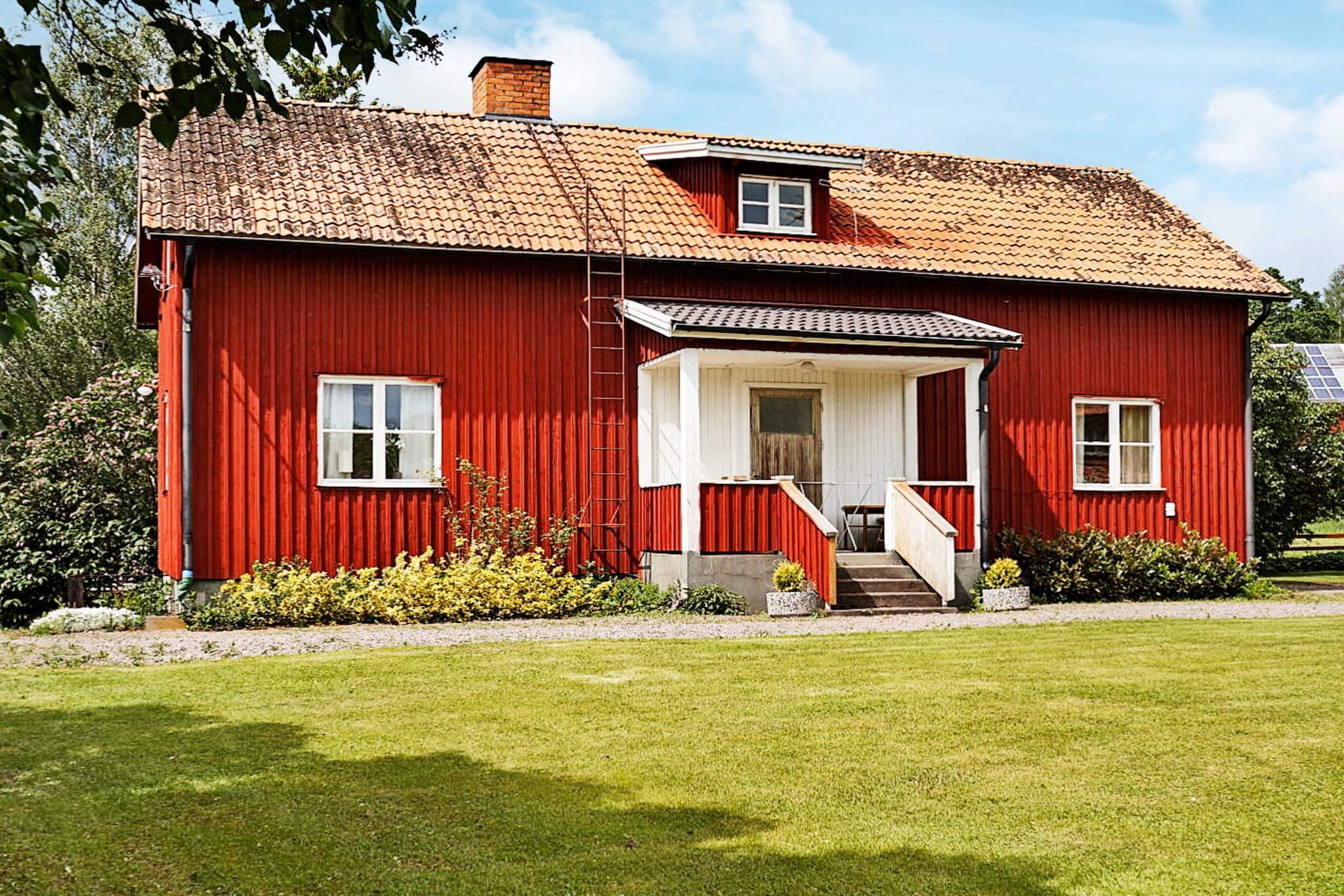 Internet Access DSL, Kitchen(cooker(electric), hood, coffee machine, microwave, fridge-freezer, water from well), Living/bed room(TV(swedish TV channels), radio, CD player), bedroom(double bed), bedroom(2x single bed), bedroom(2x single bed), bathroom(washbasin, shower, toilet), heating(central), garden, garden furniture, BBQ, geothermal energy