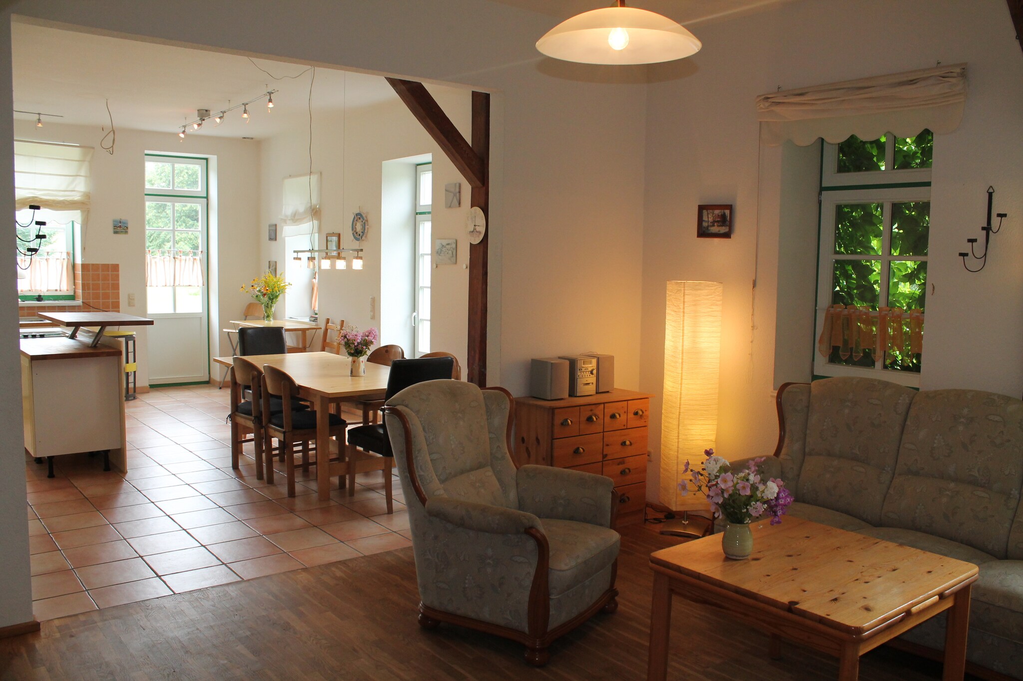 Ground floor: (Living room(25 m2)(TV(flatscreen), seating area), Large kitchen(30 m2)(dining table, electric kettle, toaster, cooker, coffee machine, oven, microwave, dishwasher, fridge), bedroom(double king size bed), bedroom(double king size bed), bedroom(double king size bed), Children\'s bedroom(single sofa bed, single loft bed), bathroom(tumble dryer, bath tub, shower, washbasin, toilet, washing machine), bathroom(shower, washbasin, toilet), 2x garden doors, heating(floor heating), children\'s bed, high chair)\n\ncarport, terrace, garden(shared with other guests), garden furniture, BBQ, parking, trampoline, deckchairs, parasol, play equipment