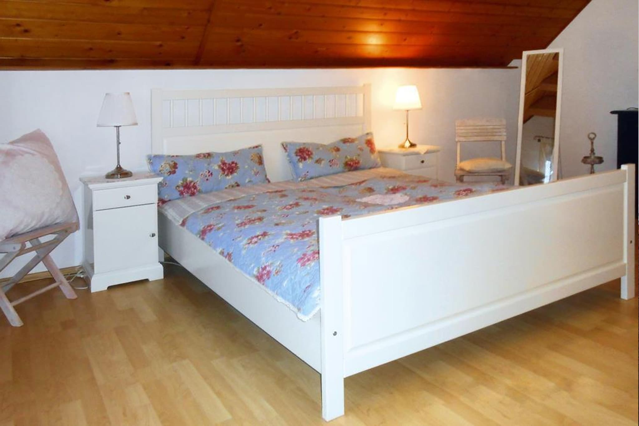 Living room(TV, dining table, fireplace, seating area, stereo unit), Large kitchen(hob, electric kettle, espresso machine, oven, microwave, dishwasher, fridge-freezer), bedroom(double bed), bedroom(single bed, double bed), bathroom(shower, toilet), bathroom(shower, toilet), toilet, recreation room, garage, stove, coffee machine, bathtub or shower, sauna, washing machine, terrace, garden, garden, garden furniture, sun loungers, parking, deckchairs, parasol, bicycles available, children\'s bed, ironing board