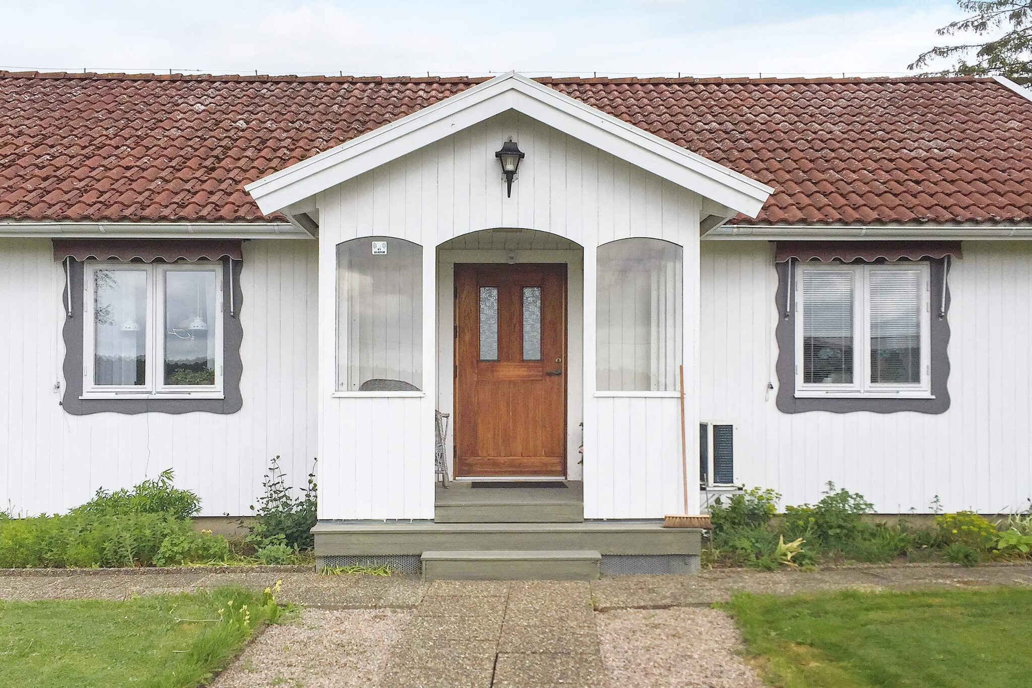 Welcome to this pretty holiday home, located outside of the charming town of Vara, south of Lidköping. The house has a marvellous view of the flatlands and is equipped with everything you need for a comfortable stay. The kitchen is well-planned, and has all the amenities you need, including a dishwasher. The living room features a sofa bed for two. There's a bathroom with a WC, a washbasin, and a shower and a separate laundry room with a washing machine. One bedroom features a double bed and the other bedroom has a double bed and a single bed. The house has wifi. The big garden is shared with house 43817. Your house has a small veranda and a lovely conservatory with plenty of space to dine and spend time together. There's a number of great bathing spots nearby, as well as farm shops, and walking trails. In Vara, you will find a variety of cafés, the prize winning Nordpolen is one. There's an indoor swimming pool and a good beach. There's also shops and train connections. Falköping is 30 kilometre away, offering a small zoo, a play ground, and a lovely beach. Lidköping is also about 30 kilometres away. Welcome to this attractive holiday home!