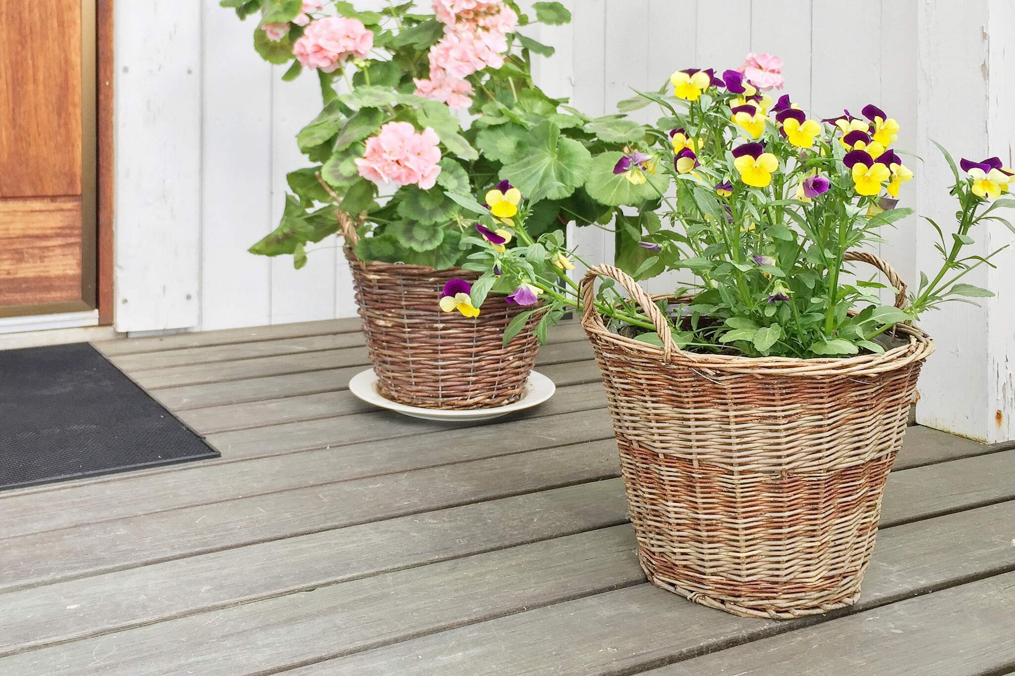 Internet Access DSL, Kitchen(cooker(electric), hood, coffee machine, microwave, dishwasher, fridge-freezer, high chair), Living/bed room(double folding bed, TV(swedish TV channels), DVD player, radio), bedroom(single bed, double bed), bedroom(double bed), bathroom(washbasin, shower, toilet), conservatory, carport, washing machine, heating(electric), garden furniture, BBQ, play equipment, air to air heatpump