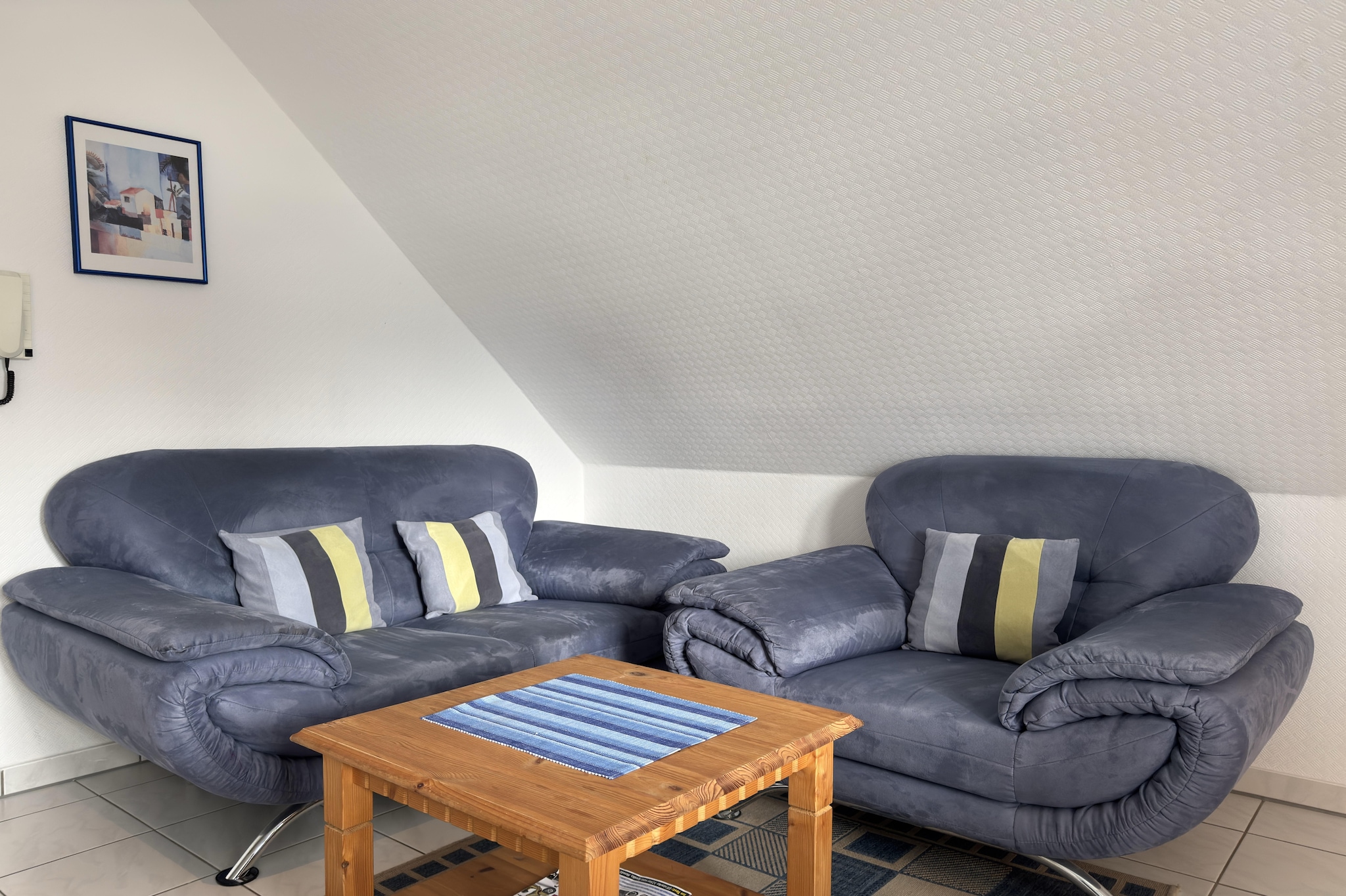 Nestled in the heart of Zingst, this spacious 1-bedroom apartment offers a romantic retreat for couples just a short stroll from the Baltic Sea beach. Located on the upper floor, it features a cozy living room with an integrated kitchen and dining area, a charming bedroom, and a modern bathroom with shower. Step outside to enjoy the lush garden, perfect for sunbathing or sipping wine under the stars.
Zingst is a gem on the Fischland-Darß peninsula, known for its long beach promenade, pier, and vibrant mix of cafés, shops, and restaurants. Rent a bike around the corner and explore the coastal trails, or unwind at the spa center or nearby Aquadrom in Graal-Müritz. For a touch of culture, visit the Max Hünten Haus, a photography and art hub, or get hands-on with science at the Experimentarium Zingst. Nature lovers will adore the Pramort Crane Observation Point, especially during migration season.
When it’s time to dine, enjoy fresh seafood at Strandkörbchen Hohwacht, savor Mediterranean flavors at Seaside, or indulge in regional cuisine at Restaurant STEGhouse. Whether you're strolling the dunes or relaxing in the garden, this Zingst apartment is your perfect Baltic escape.