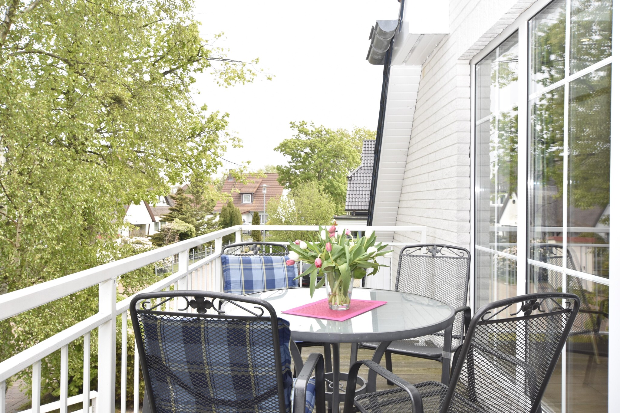 This cozy 2-bedroom apartment in Zingst is perfect for two couples or a small family, offering space for up to 4 guests. Located close to the beach, the home features a sunny garden and a private balcony, ideal for unwinding in the fresh sea air and enjoying relaxed outdoor moments.
Nestled on the eastern edge of the Fischland-Darß peninsula, Zingst is a charming Baltic Sea resort surrounded by the sea and Bodden waters, right in the heart of the Western Pomerania Lagoon Area National Park. The town blends traditional coastal charm with a modern atmosphere, offering restaurants, cafés, shops, and a lively promenade along the beach. A bike rental nearby makes exploring the area easy, while indoor fun is close by at the Aquadrom in Graal-Müritz or the Zingst spa center.
The apartment includes a bright living room with a kitchen and dining area, a cozy ground-floor bedroom, and an open sleeping gallery upstairs accessed via an internal staircase. A modern bathroom with shower and toilet is also located upstairs. The house hosts other holiday apartments, making it suitable for multiple families or friends traveling together.