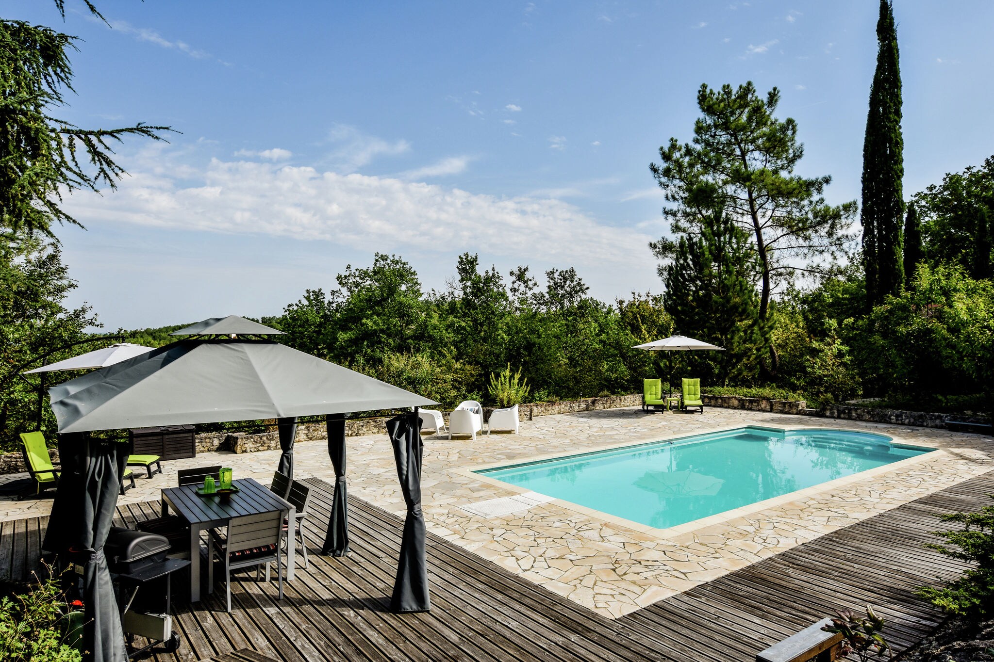Maison de vacances paisible avec piscine à Albas