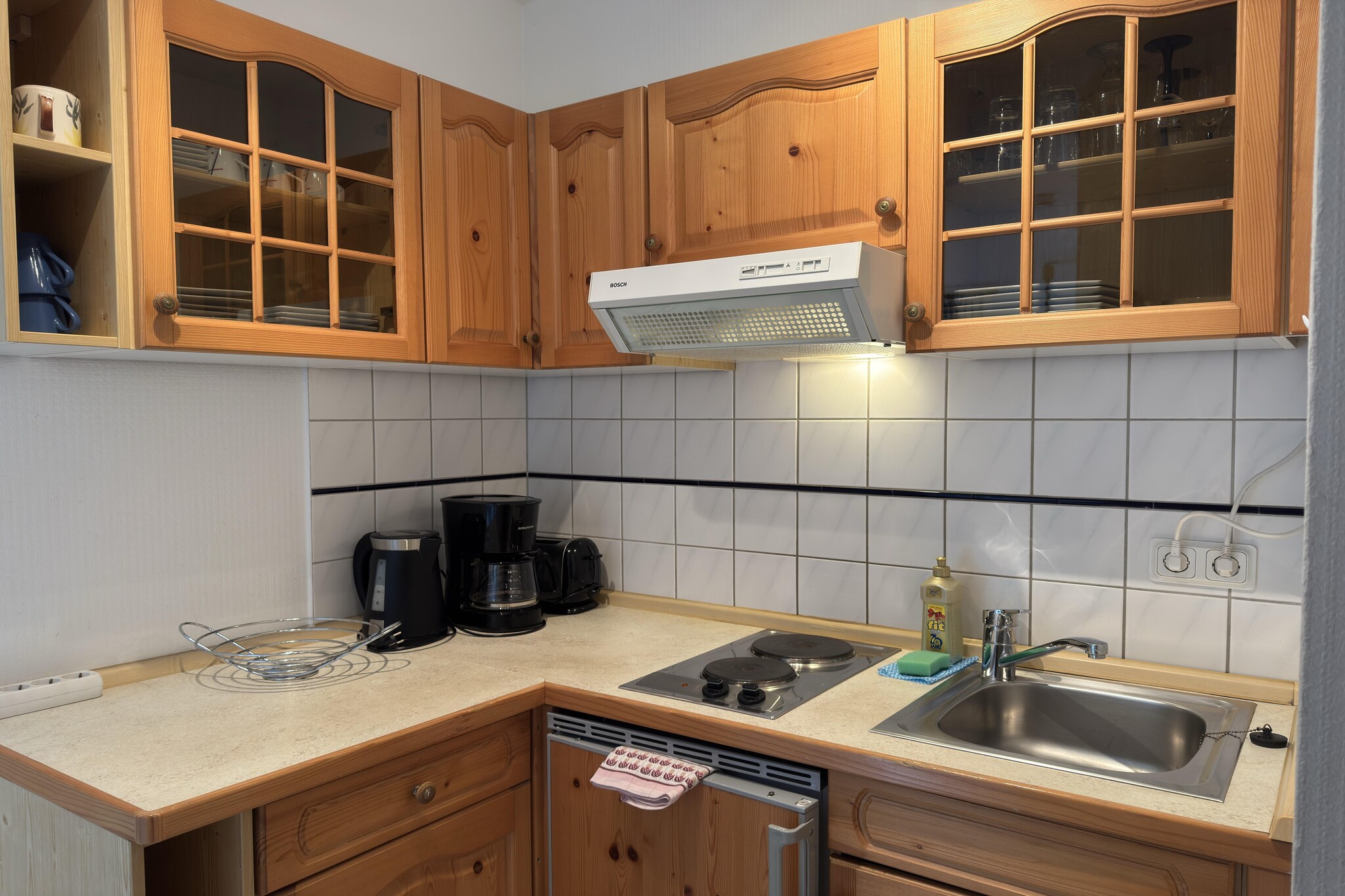 Ground floor: (open kitchen(toaster, cooker(electric), hood, coffee machine, fridge), Living/diningroom(TV(flatscreen), dining table(4 persons), seating area, radio), bedroom(double king size bed), bathroom(shower, washbasin, toilet), heating)\n\nterrace, garden(shared with other guests), garden furniture, parking