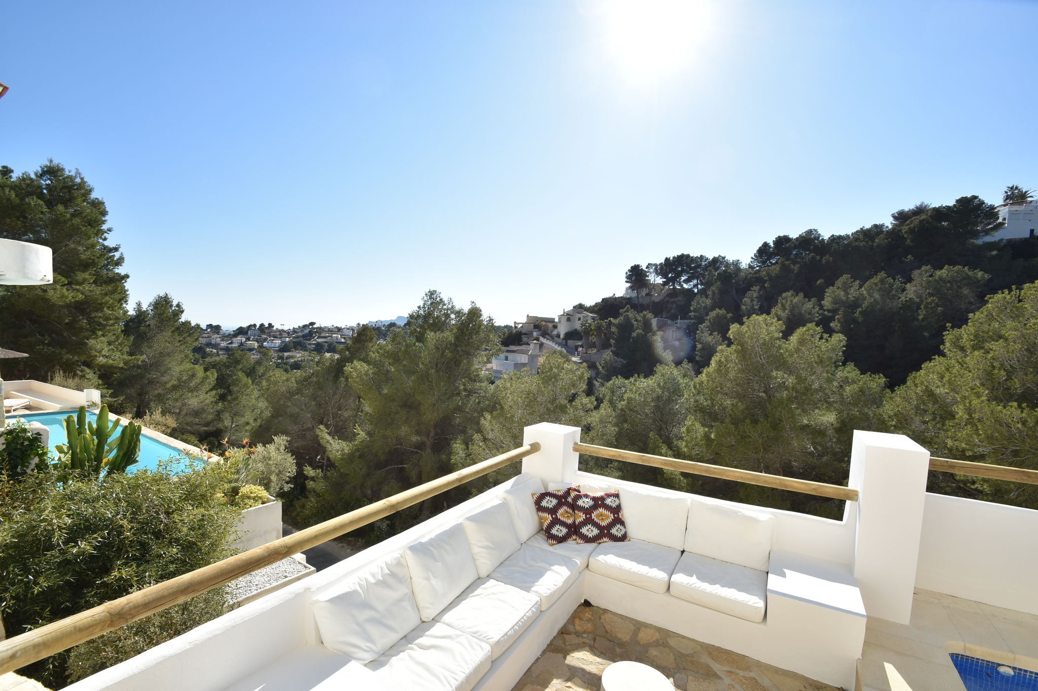 Villa im Ibiza-Stil in Moraira mit privatem Pool und herrlichem Blick