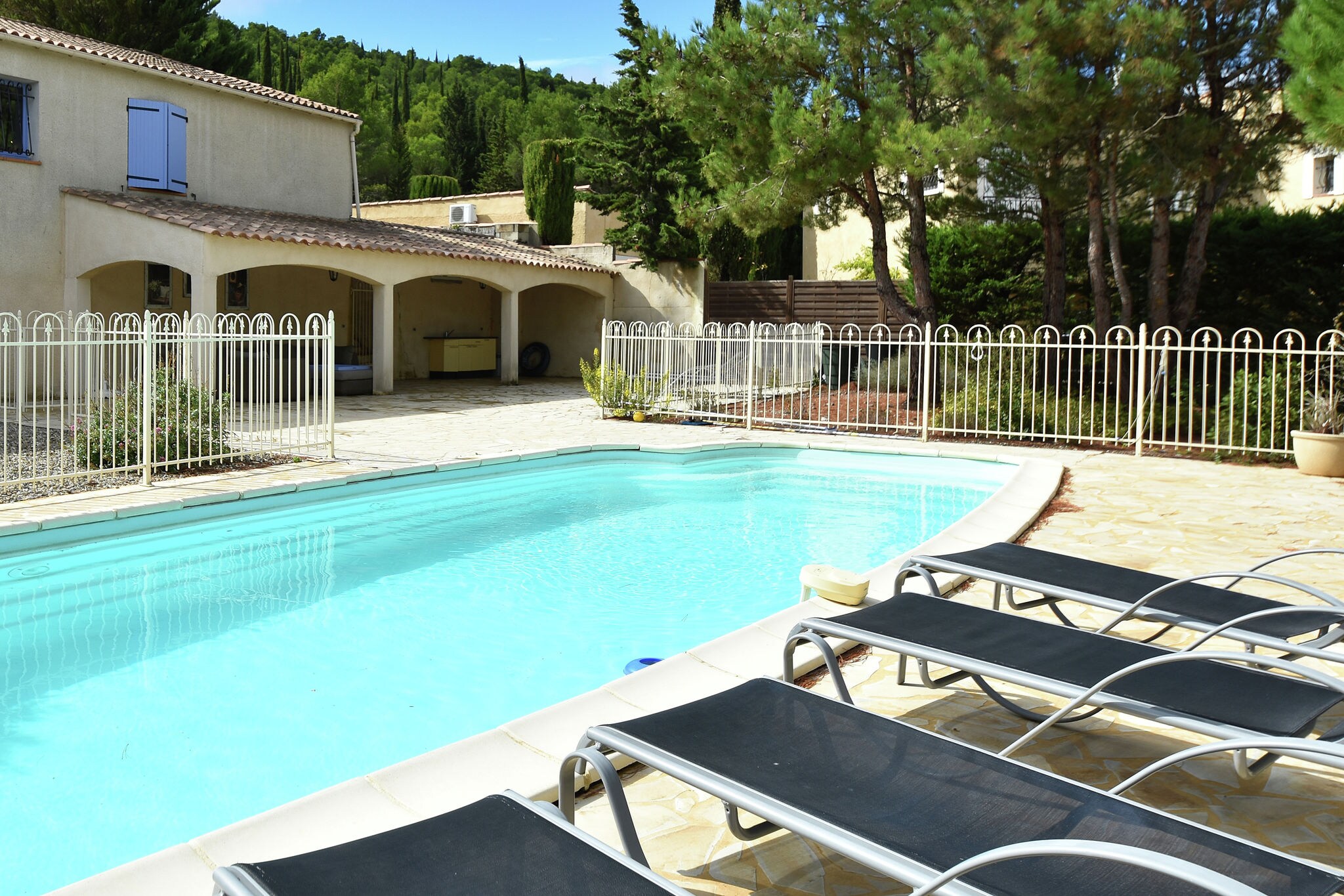 Geräumige Villa in Montbrun-des-Corbieres mit eigenem Pool