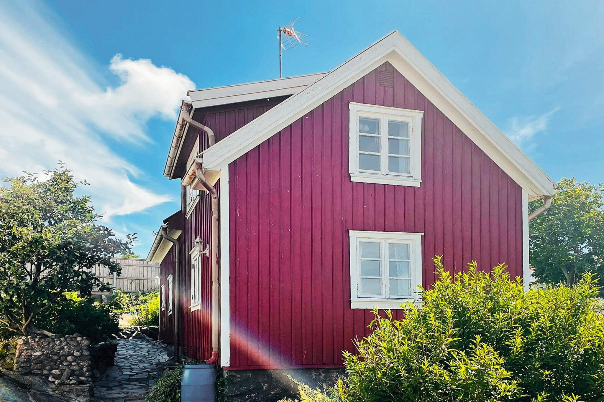 This charming holiday home is set by the harbour in RÃ¶nnÃ¤ng, on southern TjÃ¶rn. It's a former fisherman's cottage dating back to the 1860's. The cottage features a cosy kitchen with a wood-burning stove, an electric cooker, a microwave oven and other appliances. There's a kitchen table and another table in the living room. The ceilings are low and the entire bottom floor has beautiful wood flooring. On the second floor, there's a bedroom which can be separated by a large curtain. There are two single beds (120 cm &amp; 90 cm) in the outer part of the room, and a double bed in the inner part (2x 80 cm = 160 cm). There's also a sofa suite in this room. The second floor bedroom opens onto a lovely balcony with a delightful view of the harbour. The beautiful garden features an outdoor sitting area, excellent for dining and relaxing. There's a lovely, sandy beach on KlÃ¤desholmen, only two kilometres away, with cliffs, a bathing dock, and a diving tower. Here is also restaurants such as Restaurang Salt &amp; Sill. There are also rocks for sunbathing and swimming just 300 meters away. TjÃ¶rn is a stunning island, and an excellent base for exploring the archipelago. Why not catch a ferry to the car-free islands of Ã…stol, TjÃ¶rnekalv, and DyrÃ¶n? SkÃ¤rhamn has plenty of restaurants, shops, entertainment and culture. There is, for instance, a lovely art museum specialising in contemporary art, especially aquarelles. Gothenburg, Sweden's second largest city, is only 65 kilometres away! Here you will find the famous amusement park Liseberg, amongst many other things. Welcome to RÃ¶nnÃ¤ng!