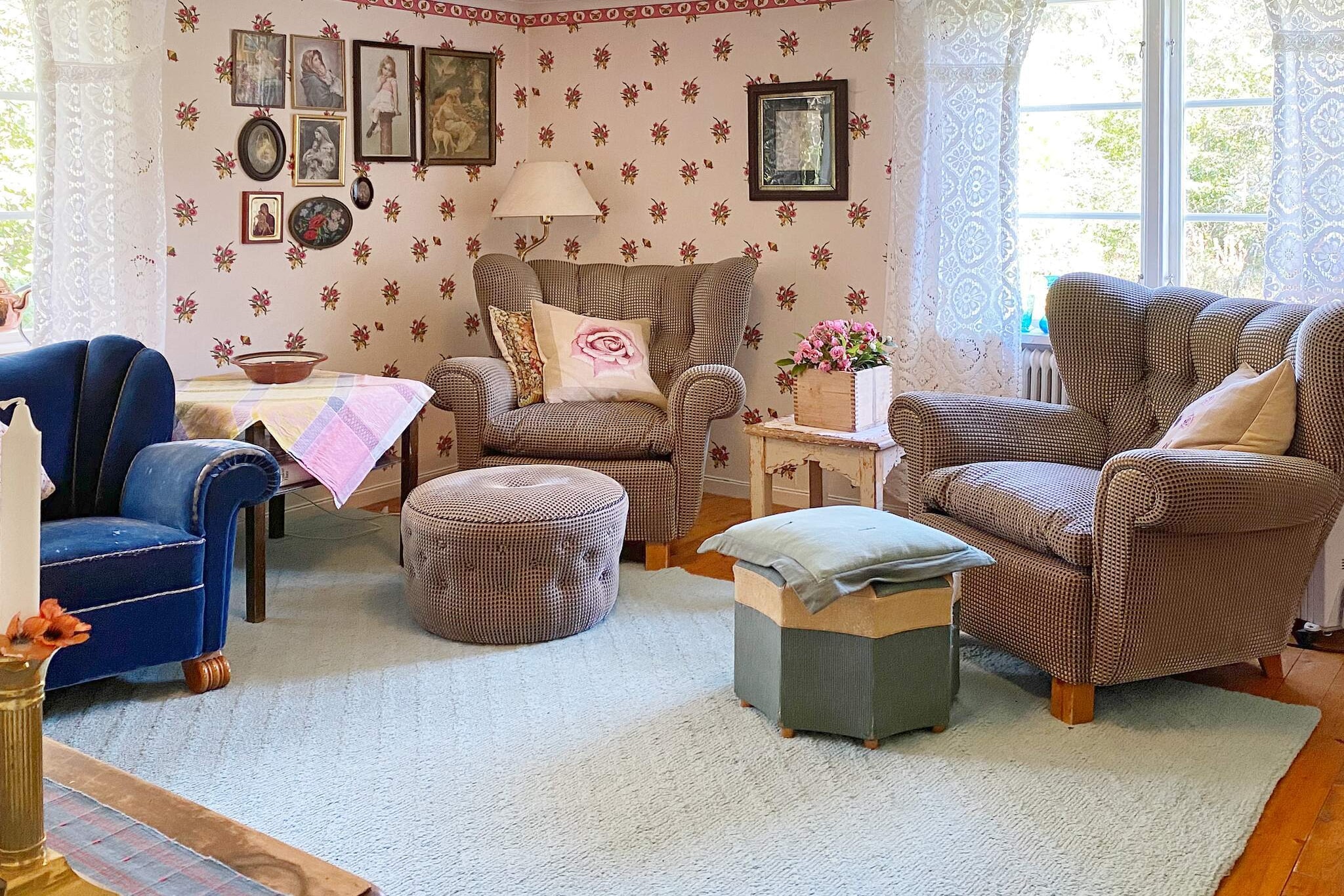 This cosy holiday home is surrounded by beautiful woodlands and lakes. It is set in a small village overlooking Ingatorp, in SmÃ¥land. With only 30 km to Astrid Lindgren's World in Vimmerby. The house is surrounded by a large, lovely garden with lawns and fruit trees, which you can pick from during the season. In the garden there is also a cute little guest house with two single beds, suitable if you e.g. has young people in the family who want to be a little for themselves. The main cottage is 90 square metres and features a small kitchen with the necessary amenities, plus a dishwasher and an old-fashioned pantry. Next to the kitchen, you'll find the cosy living room with a TV, a VHS-player, and plenty of children's films on VHS-tape. The cottage has WiFi connection. On the bottom floor, you will also find the spacious bathroom with a bath tub and a hand held shower. A new washer and dryer were installed in 2022. On the second floor, there's a hall and two bedrooms, one with a double bed, the other with two single beds and a small fold-out bed for a child of up to four years of age. The nearest bathing spot is just 1.2 kilometres away. If you are looking for a bigger beach, the one by Spillhammar Camping in Mariannelund is great. By the camping there's a lovely hiking trail and you can also rent canoes there. Ingatorp has a lovely cafÃ© called Valbackens Toppstuga, with a gorgeous view of the surroundings. In the summertime, it's usually open between 11.00-20.00. There are plenty of interesting attractions nearby. Vimmerby is only thirty kilometres away. The children will really enjoy Astrid Lindgren's World in Vimmerby. Don't miss the elk park Skullaryd, where you can go on a tractor safari! Katthult and Bullerbyn, well known from Astrid Lindgren's beloved children's books, are also close. Or why not take a daytrip to Mariannelund and find out how sweets were made in the olden days? The Kingdom of Crystal, Glasriket, is another interesting destination. This is where the famous Kosta Boda glass is made. VÃ¤stervik is also well worth a visit, offering shopping, beaches and many events. Welcome to wonderful SmÃ¥land!