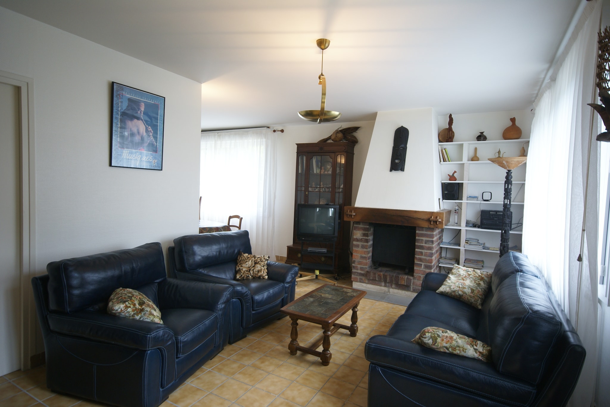 This beachfront holiday home in Saint-Germain-sur-Ay is a true haven for beach lovers and nature seekers. With 2 tastefully furnished bedrooms, it comfortably hosts up to 5 guests, making it perfect for a small group of friends or a family.
Set just 20 meters from the beach and 500 meters from the town center, the home offers easy access to local bakeries, restaurants, and a grocery store. The nearby nature park and hiking trails invite you to explore Normandy’s diverse landscapes—from coastal islands to charming villages.
The duplex-style home features a fully equipped kitchen with oven, 4-ring gas hob, and a large fridge, plus a microwave for quick meals. After a day of adventure, unwind in the fenced garden with a barbecue, or enjoy a cozy evening with a DVD and a glass of wine.
Pets are welcome by prior arrangement, and the home includes WiFi, washing machine, and outdoor dining space. Whether you're here for summer sun or winter walks, this retreat offers comfort, charm, and coastal magic.
A utilities & service fee of EUR 60,00 will be required closer to your checkin date. You will receive a separate communication with the payment link. The utilities & service fee ensures a smooth stay and covers any additional services such as cleaning, service charges, consumption, damages or any additional charges incurred during the stay.