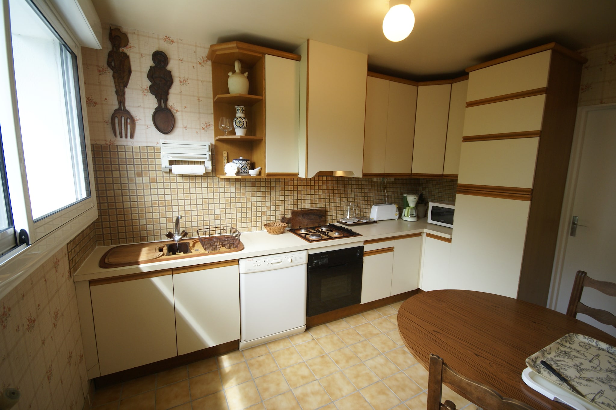 Ground floor: (Kitchen(microwave, dishwasher, fridge-freezer, washing machine), Living/diningroom(TV), bathroom(shower), toilet)\n\nOn the 1st floor: (bedroom(double bed(160 x 200 cm)), bedroom(3x single bed, double bed(140 x 190 cm)))\n\nheating(gas), garden(fenced), garden furniture, BBQ