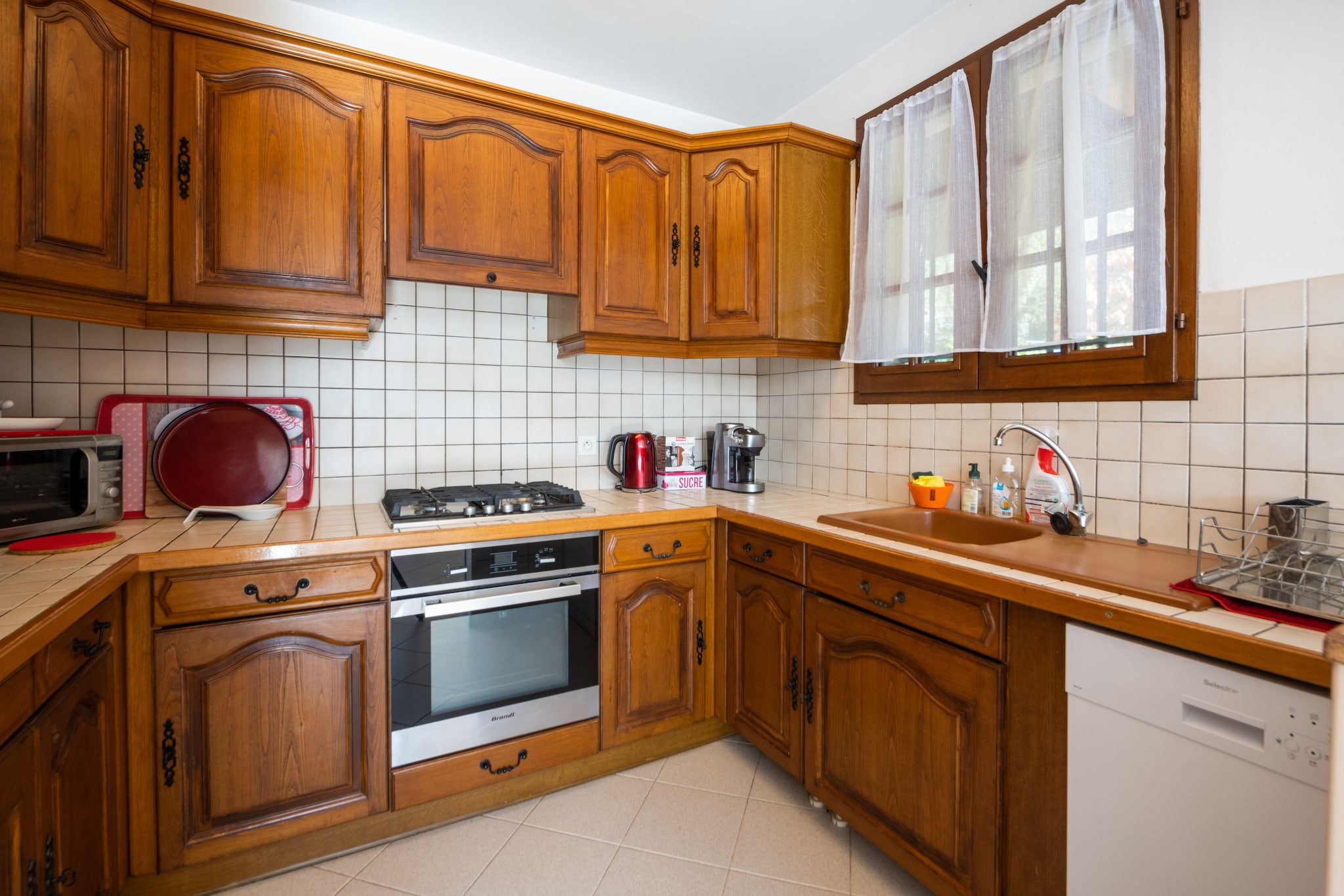 Ground floor: (Kitchen(espresso machine, oven, microwave, dishwasher, fridge-freezer), Living/diningroom(TV, seating area(5 persons), CD player, air conditioning), bedroom(double bed(140 x 190 cm)), bedroom(bunk bed), bedroom(single bed(80 x 180 cm)), bathroom(bathtub with shower, toilet, washing machine), bathroom(shower), toilet)\n\nterrace, garden, BBQ, swimming pool(shared with other guests,  8 x  5 m.)