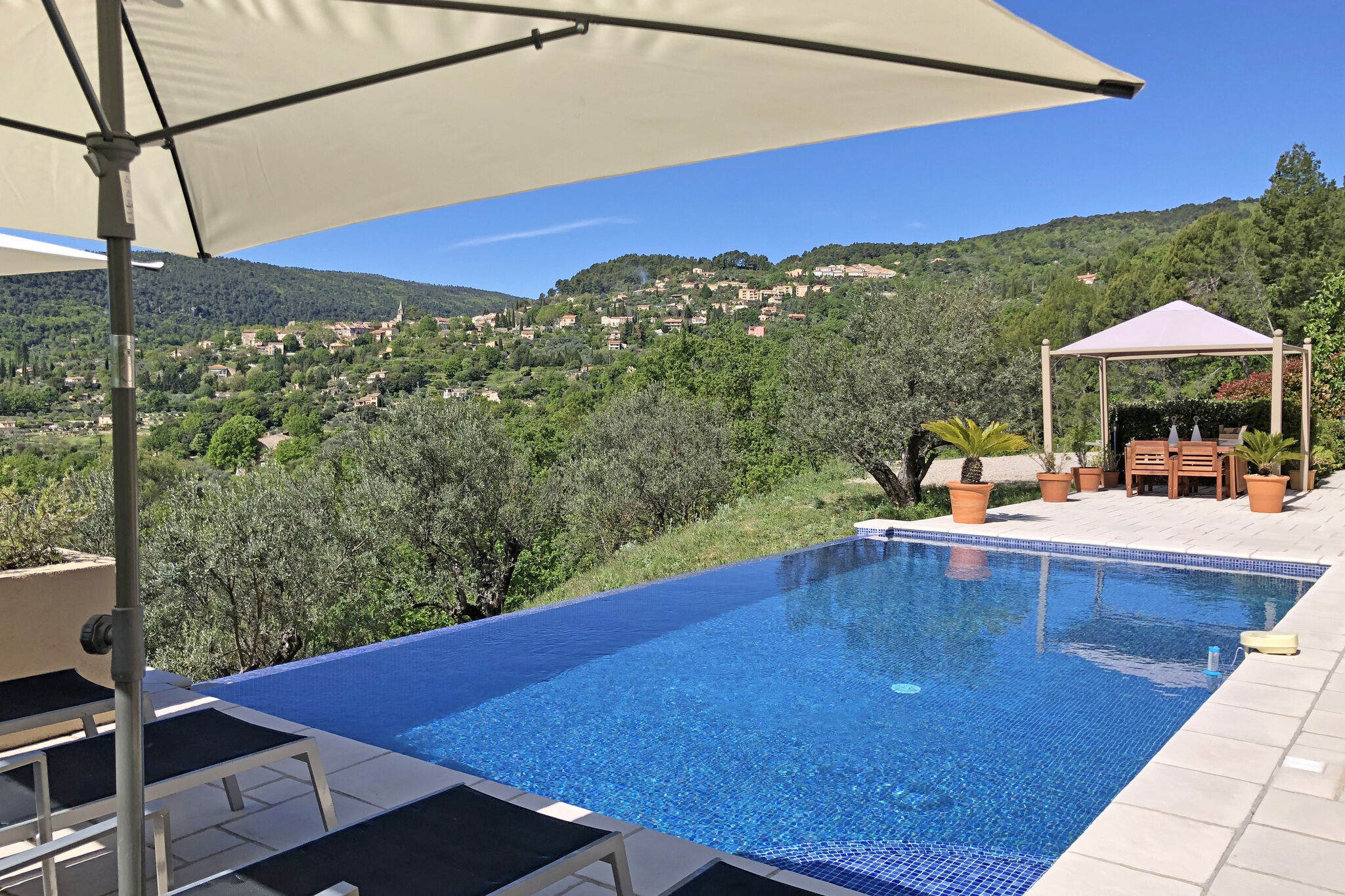 Top! Beautiful villa with 4 suites, heated private pool, panoramic view